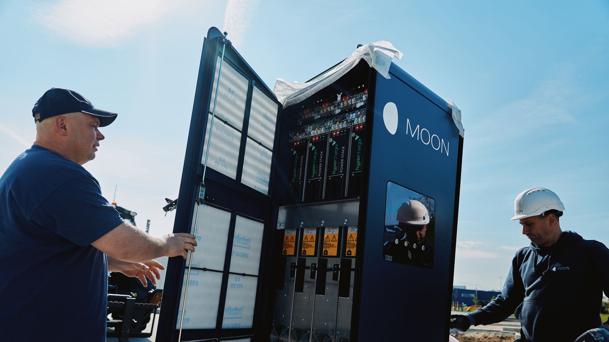 doi bărbați se ocupă de instalarea unui POWER Charger