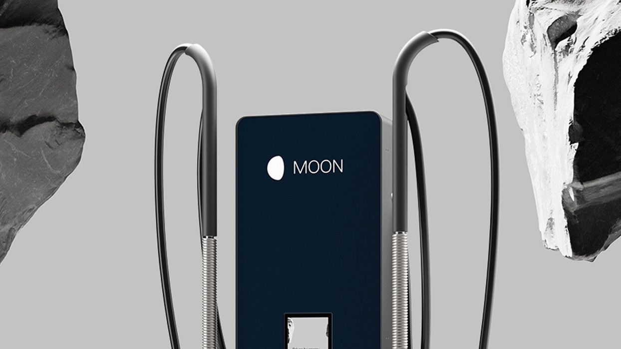 POWER Charger 50 DC în fața bolovanilor