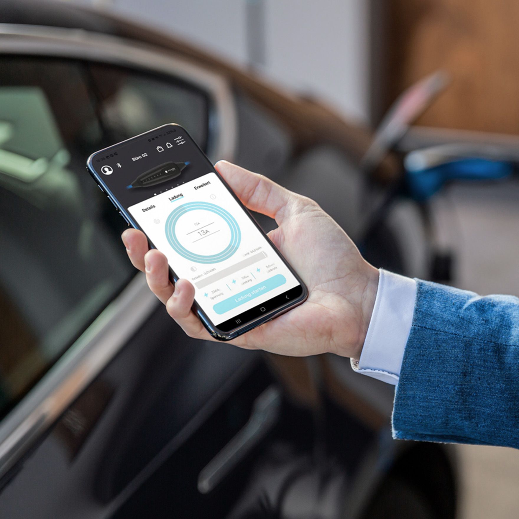 Persoană ținând telefonul mobil cu afișajul pornit