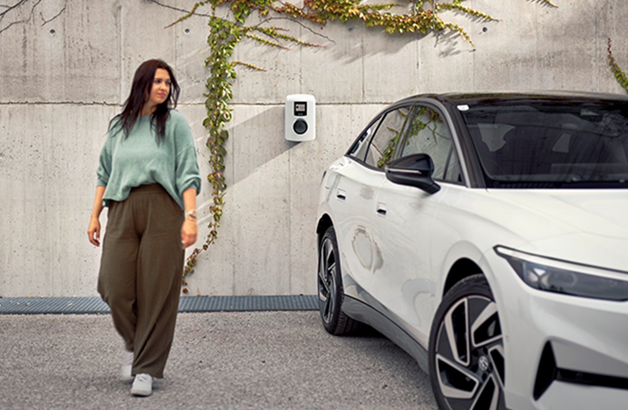 Femeie lângă o mașină