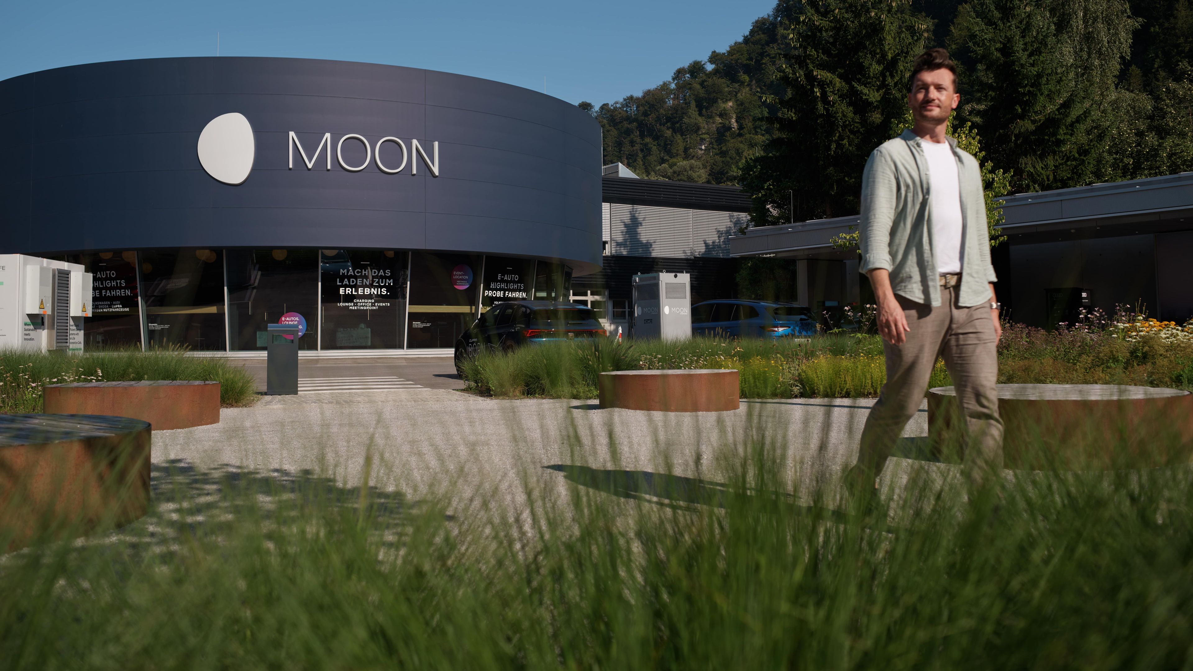 Bărbat în fața MOONCITY 