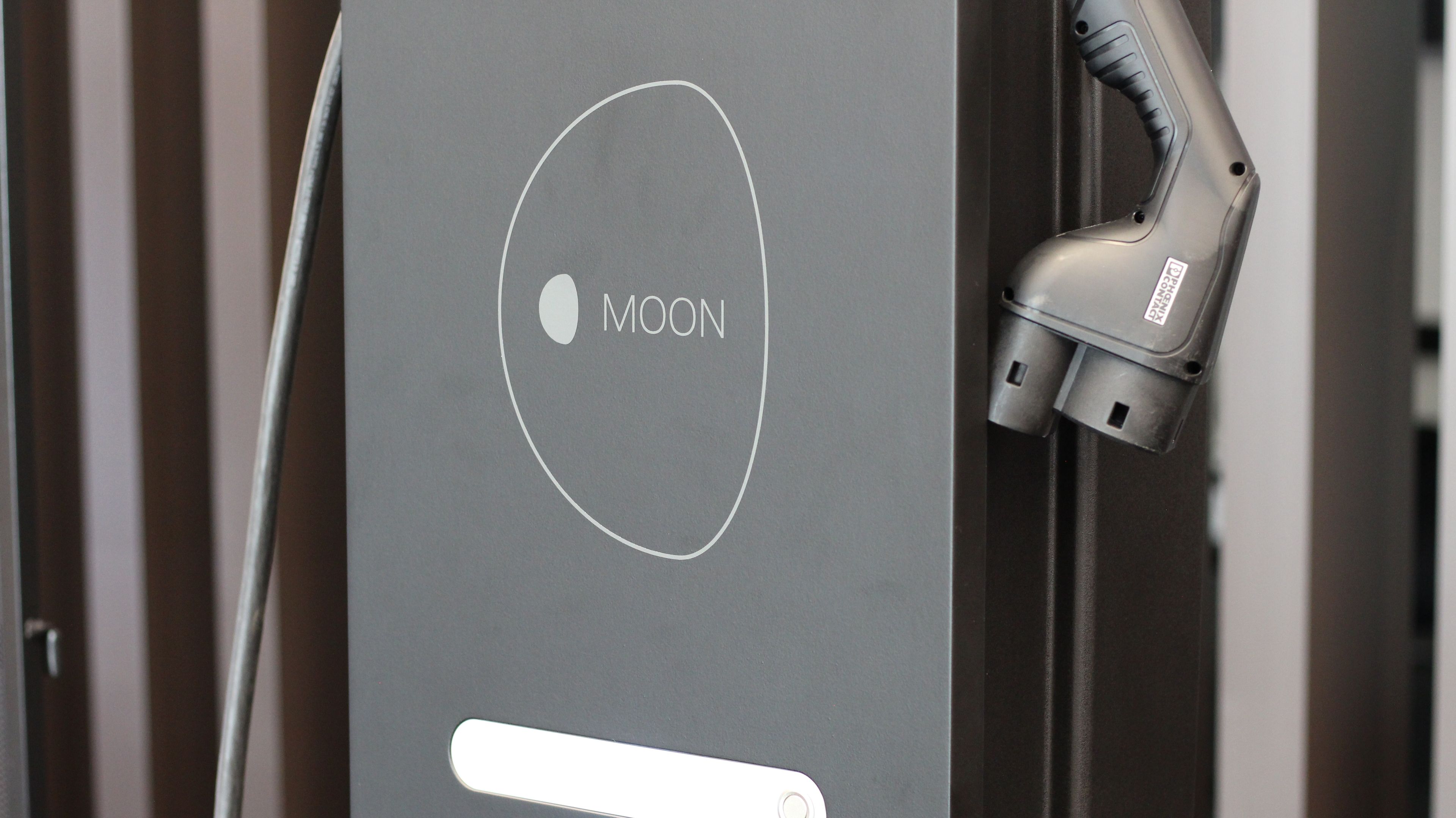 MOON BiDi Charger Close up