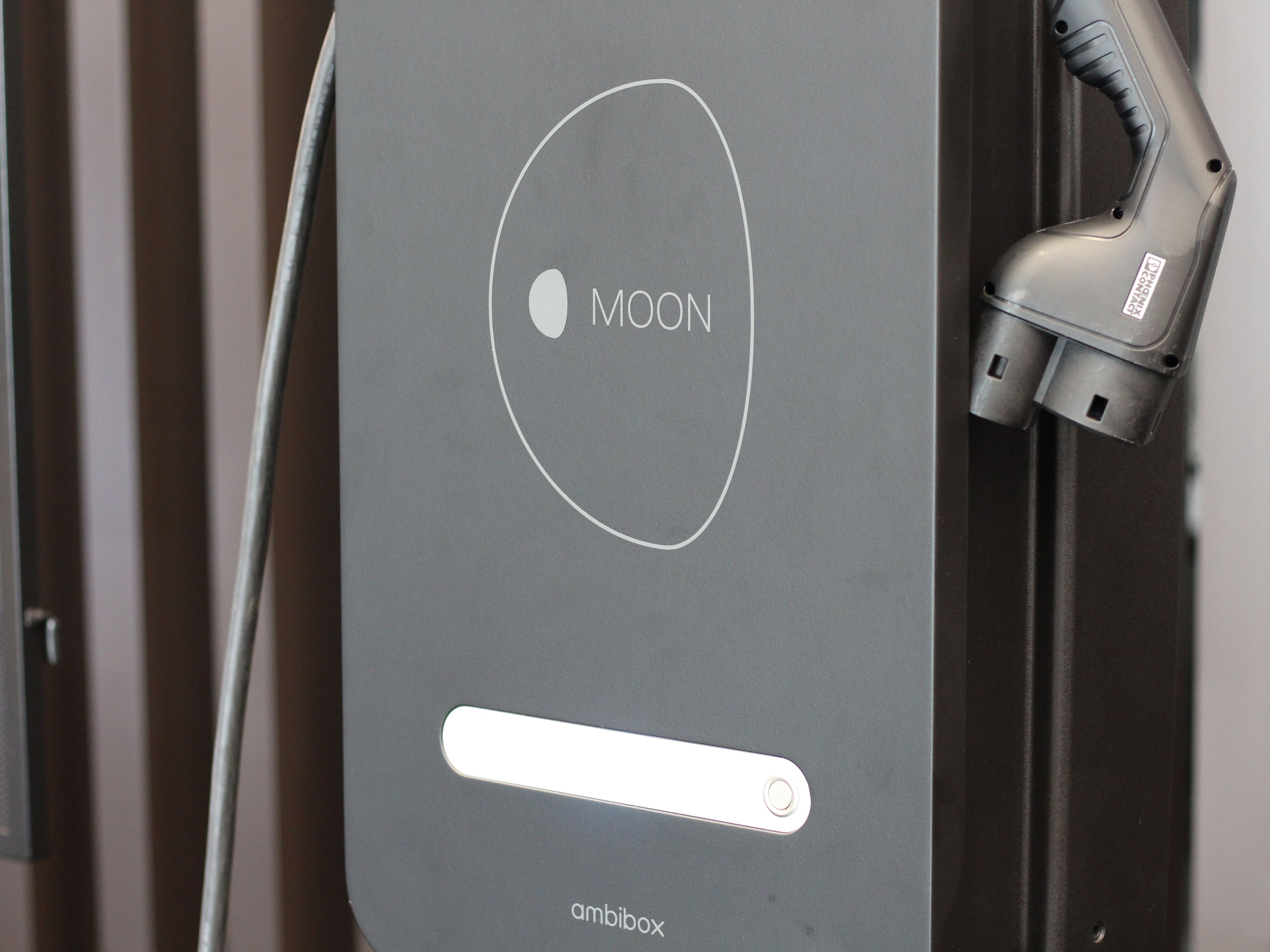 MOON BiDi Charger Close up
