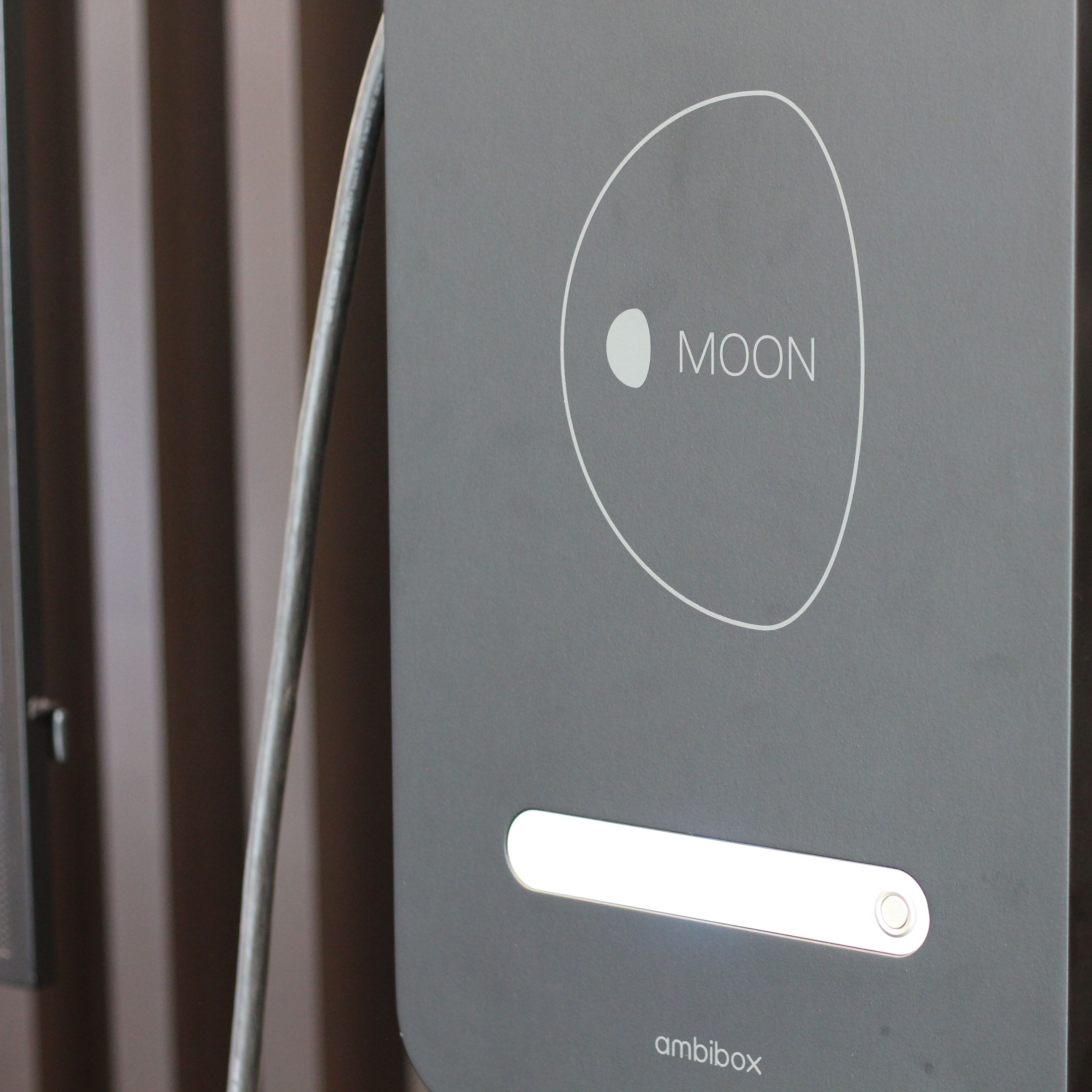 MOON BiDi Charger Close up