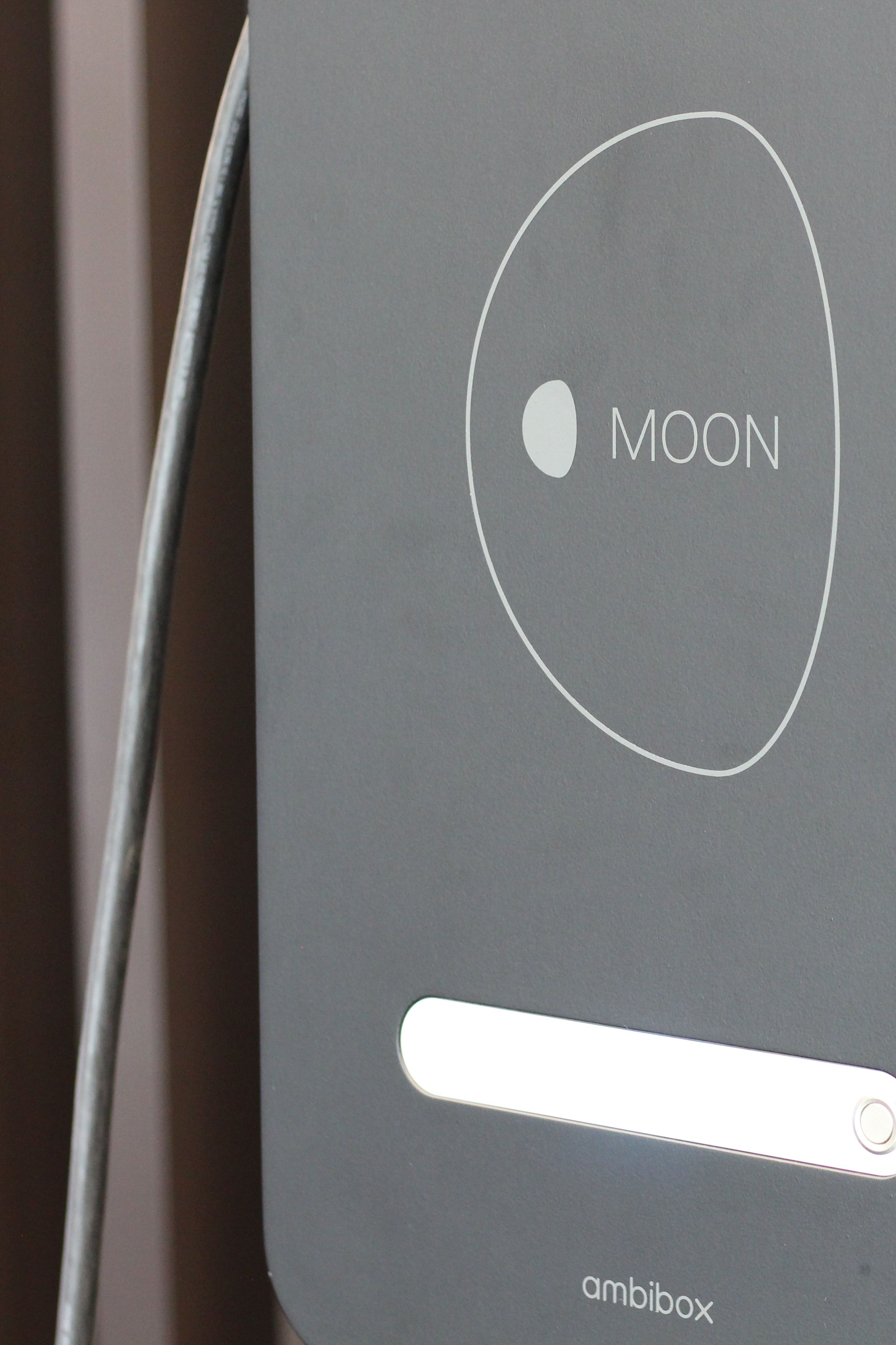 MOON BiDi Charger Close up