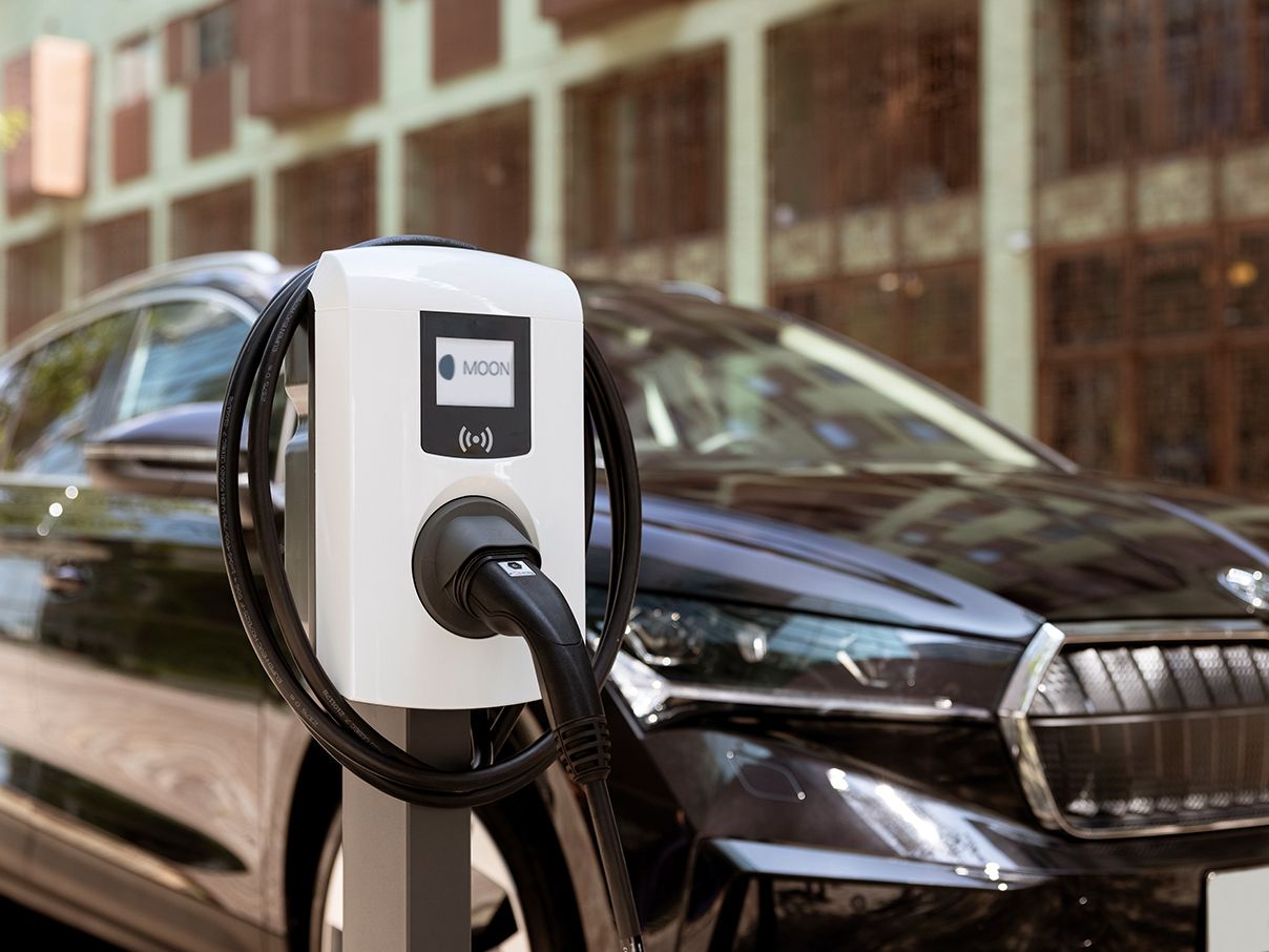 Stația de încărcare în fața unei mașini 