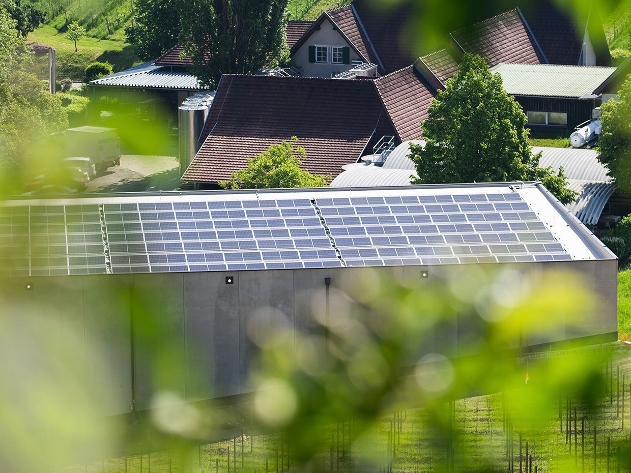 Sistem fotovoltaic pe acoperișul din fața unui grup de case