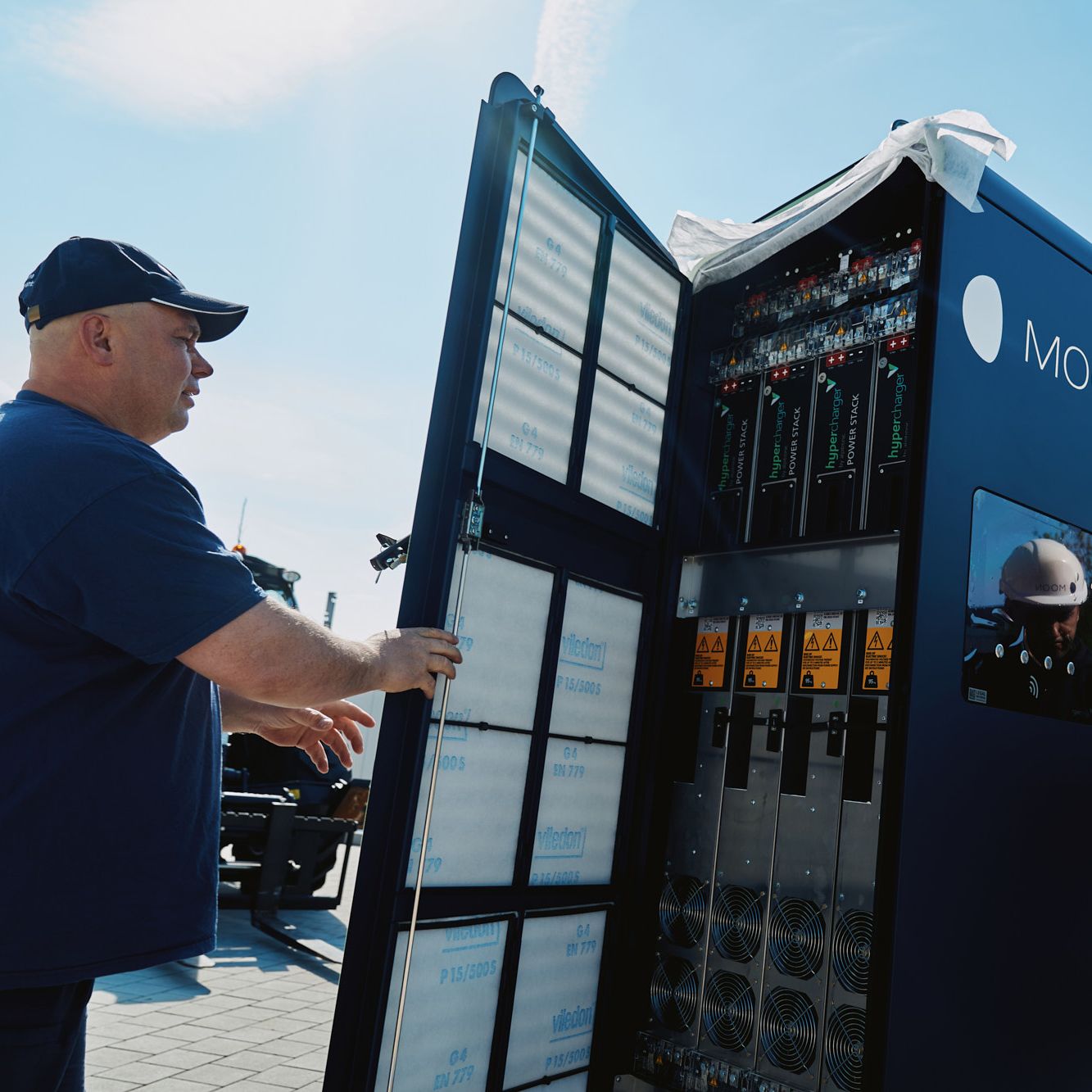 zwei Männer führen die Installation einer POWER Charger Schnellladestation durch