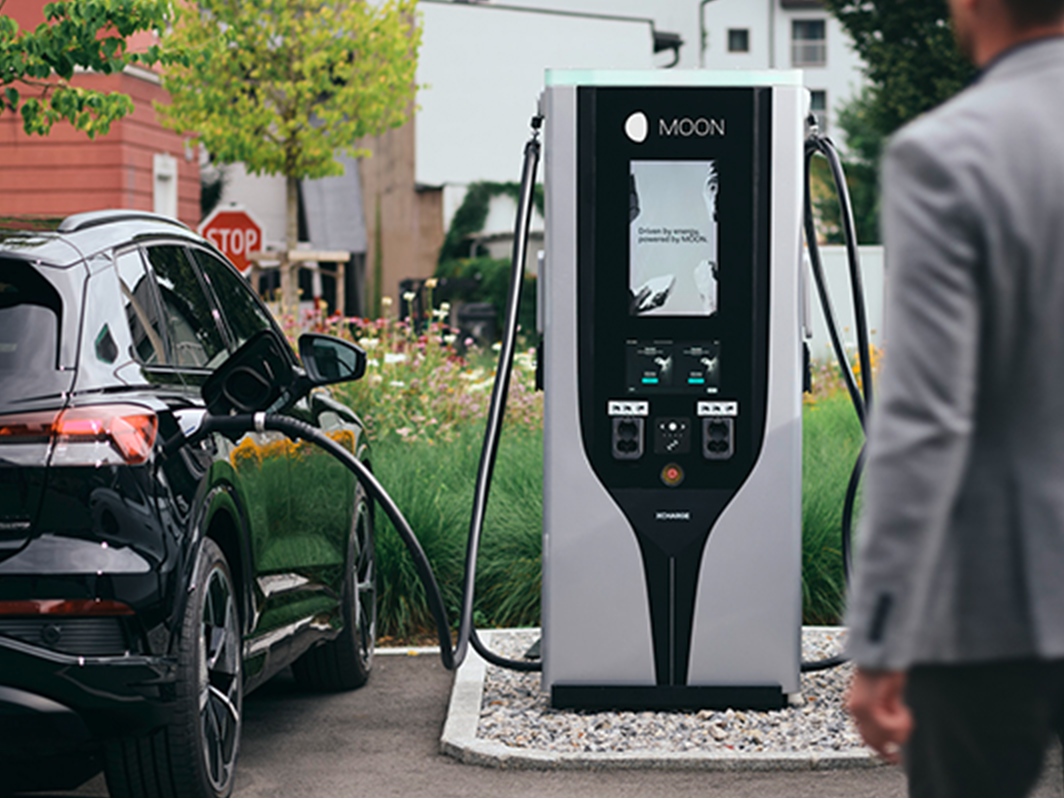 Persoana se îndreaptă spre stația de încărcare