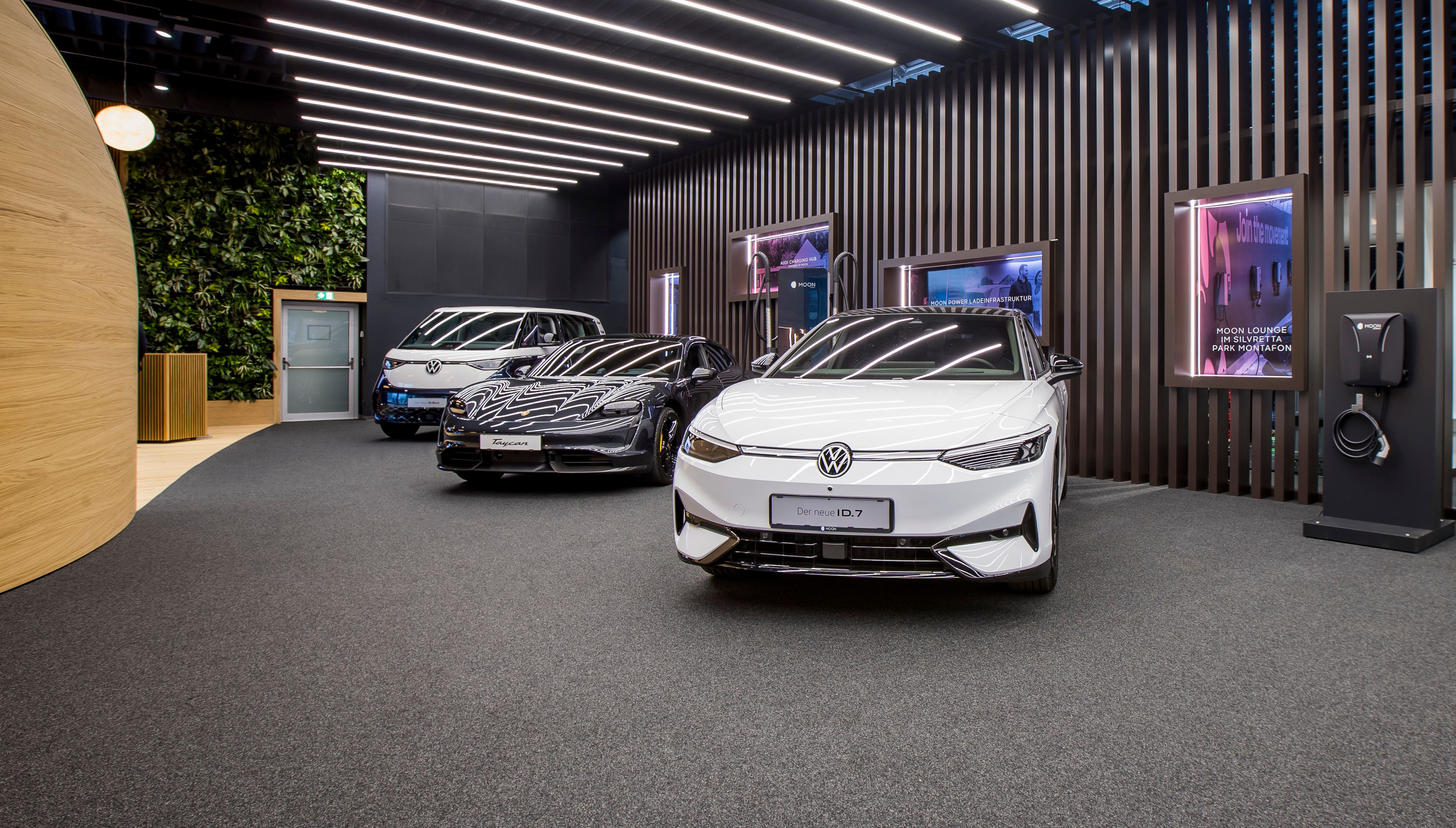 mașini expuse în MOONCITY