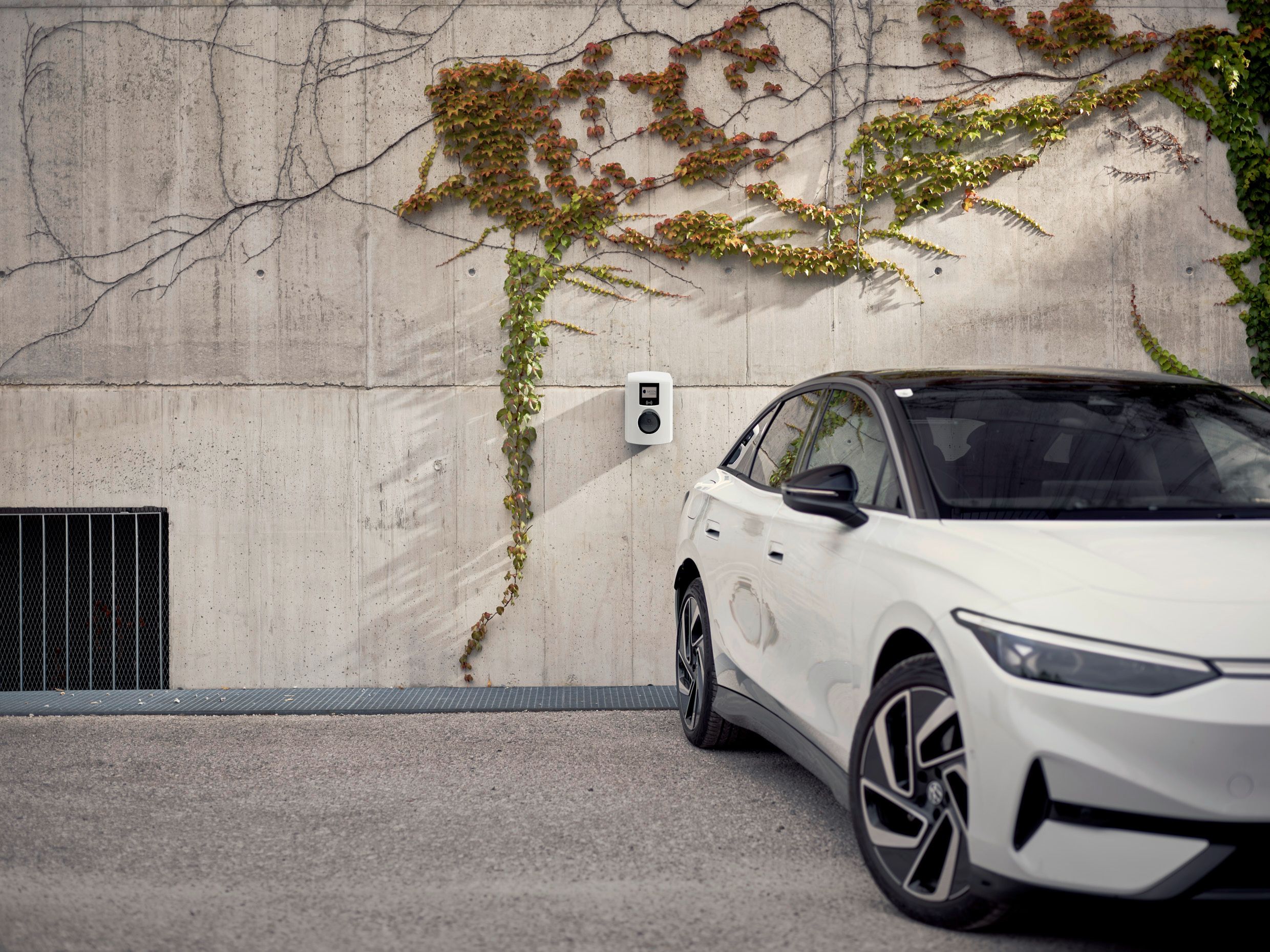 Mașina stă în fața unui zid de beton cu o cutie de perete