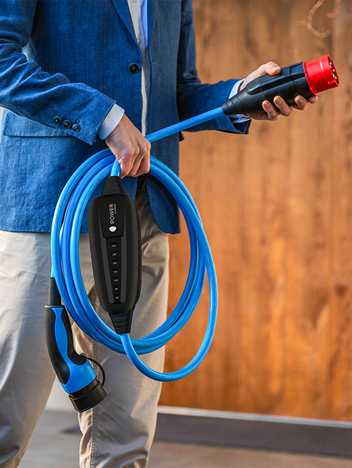 Persoană care ține cablul de încărcare MOON