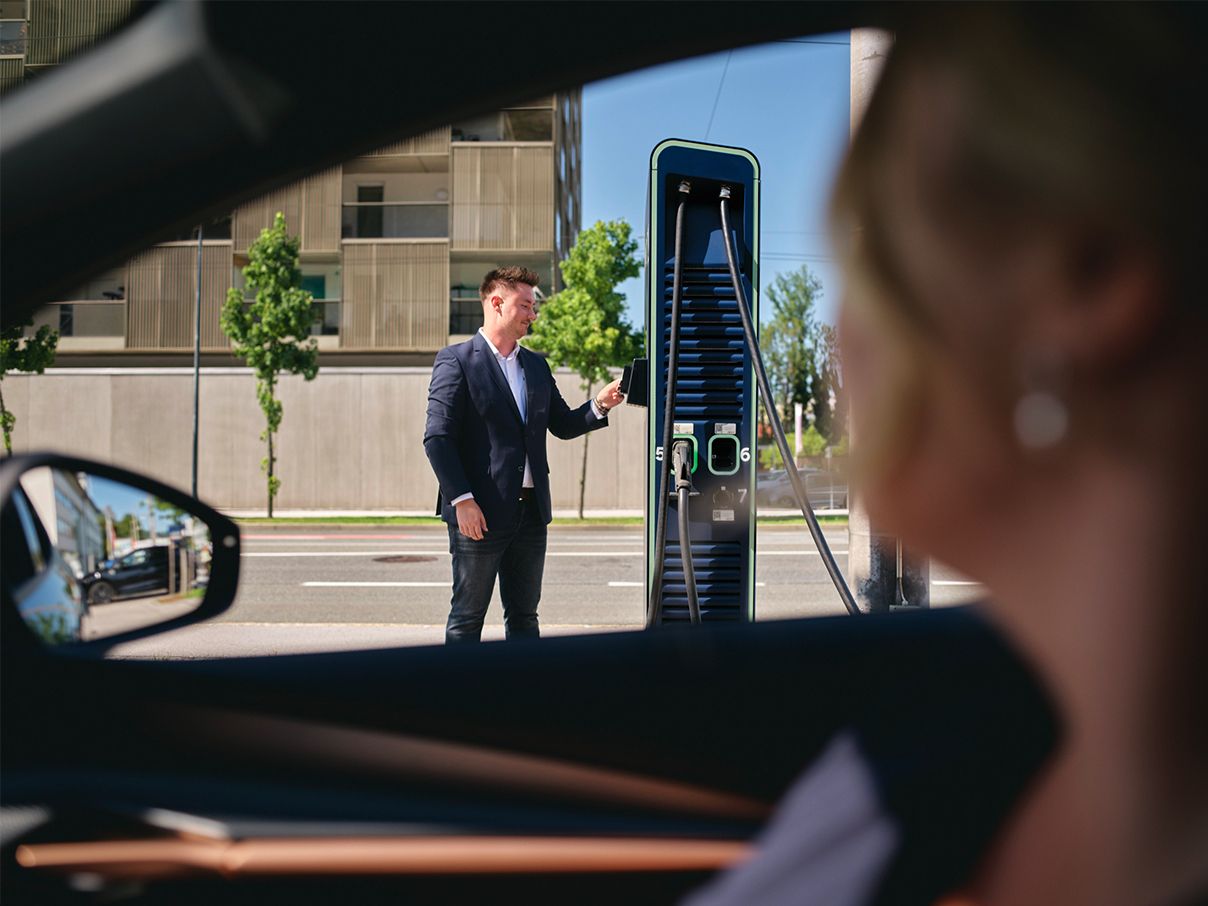 Persoana plătește cu cardul la o stație de încărcare