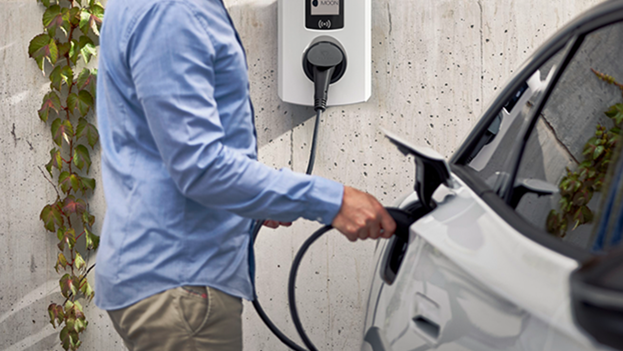 Bărbat care încarcă mașina cu o cutie de perete