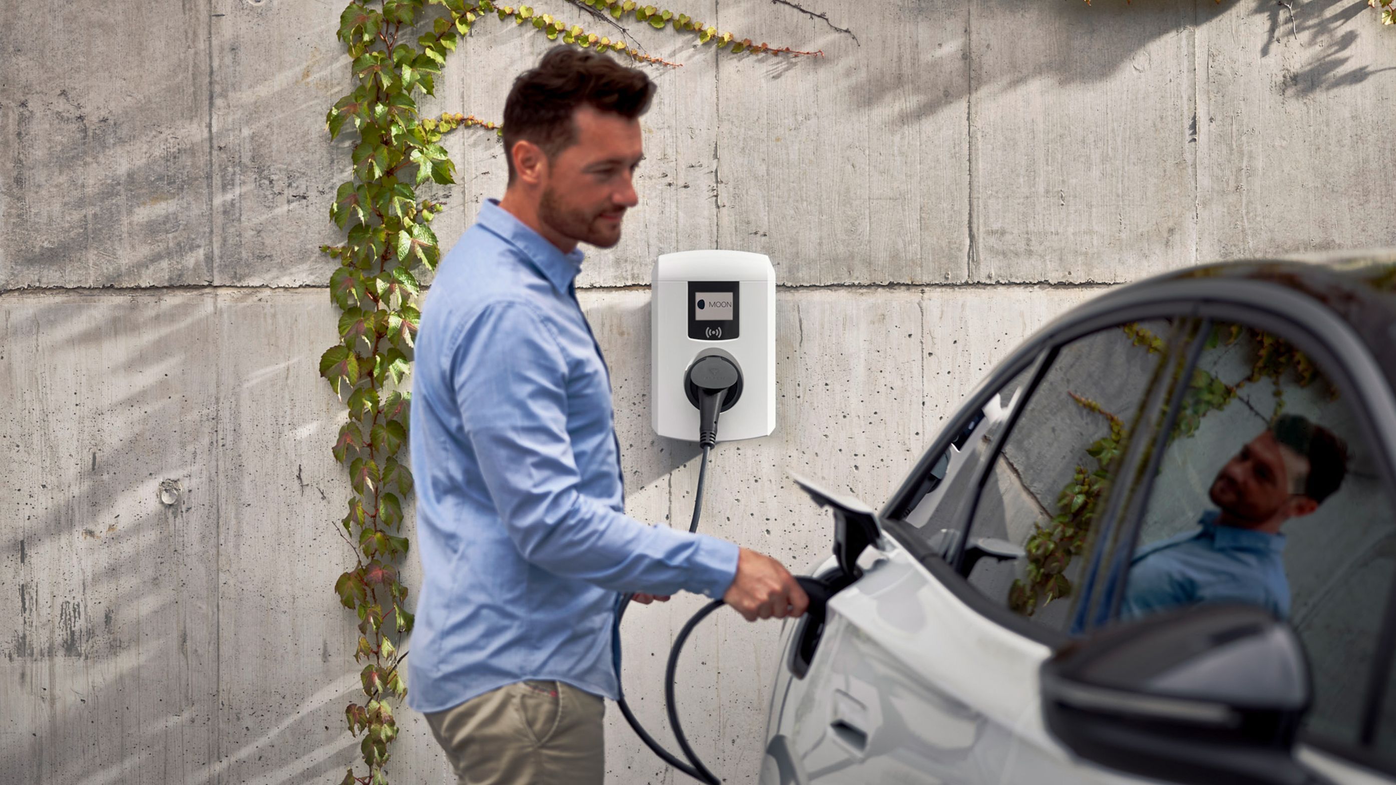 Un bărbat introduce o supapă de robinet într-o mașină