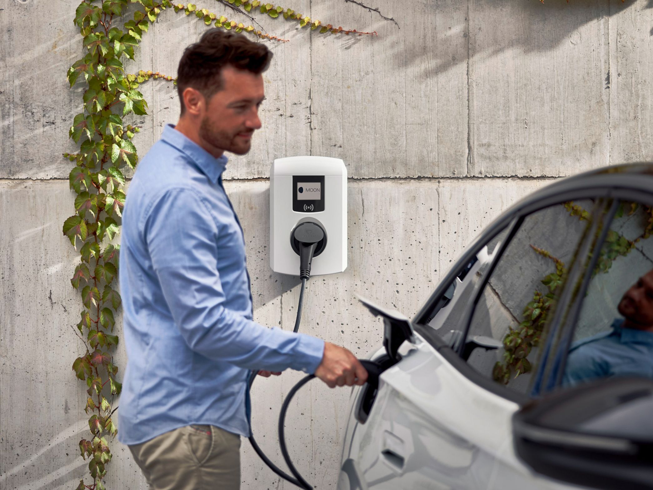 Un bărbat introduce o supapă de robinet într-o mașină