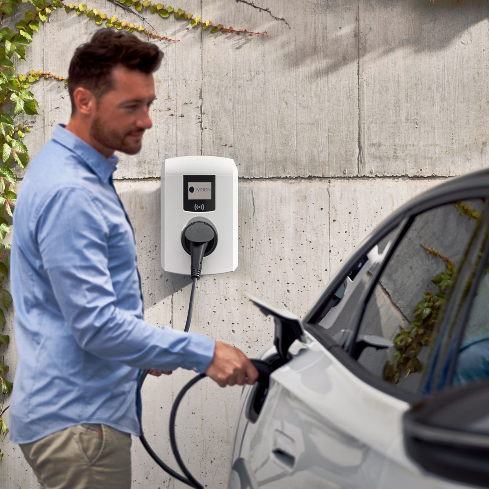 Un bărbat introduce o supapă de robinet într-o mașină