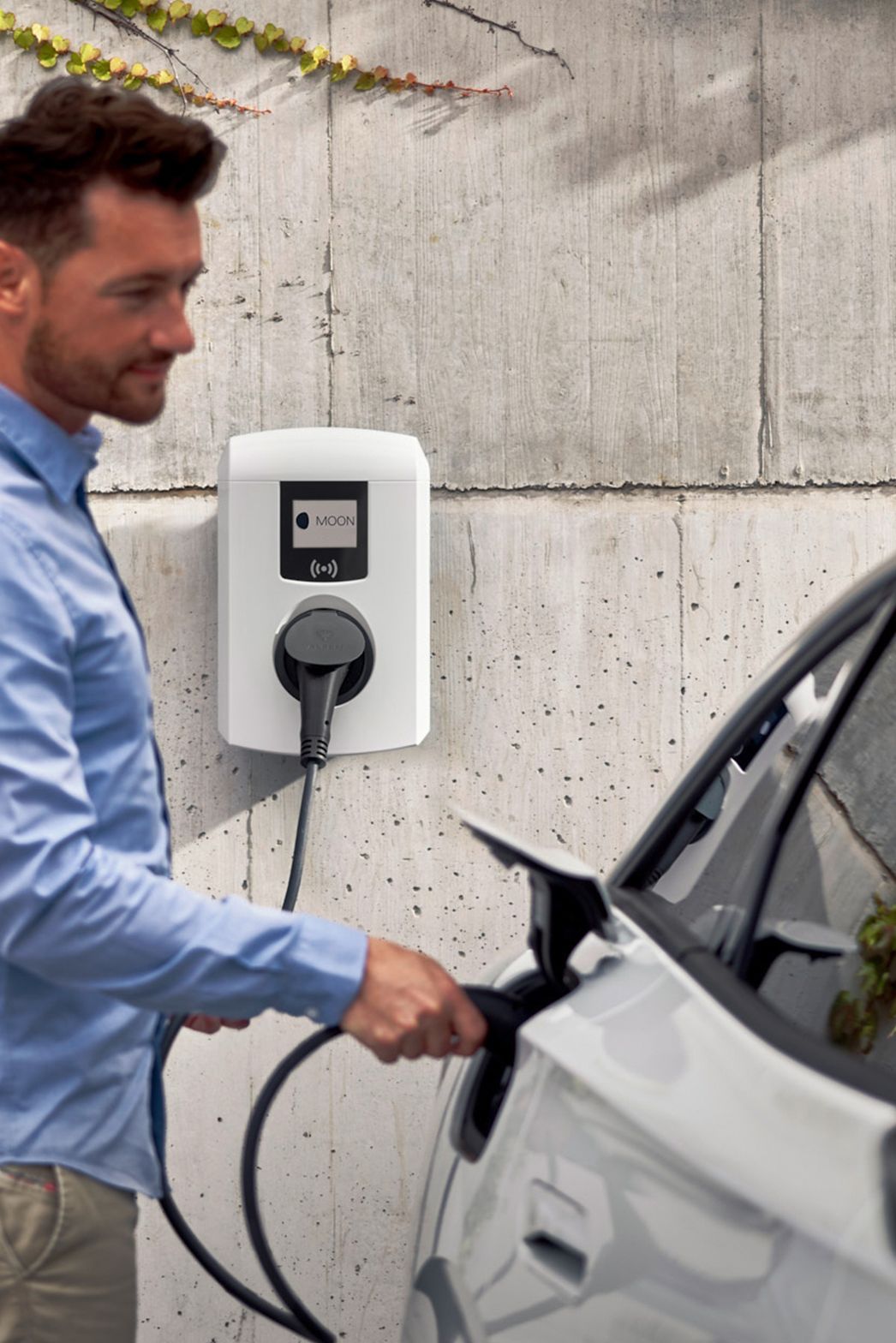 Un bărbat introduce o supapă de robinet într-o mașină