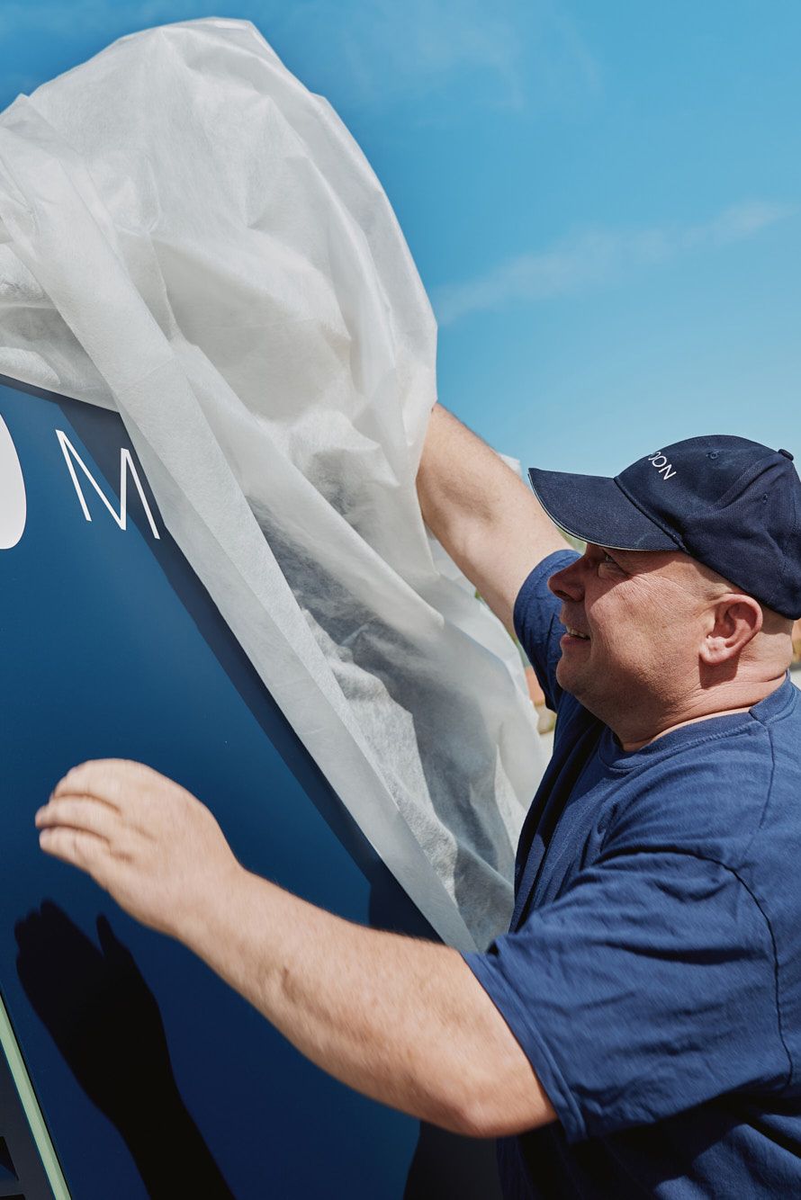 Un bărbat despachetează un POWER Charger