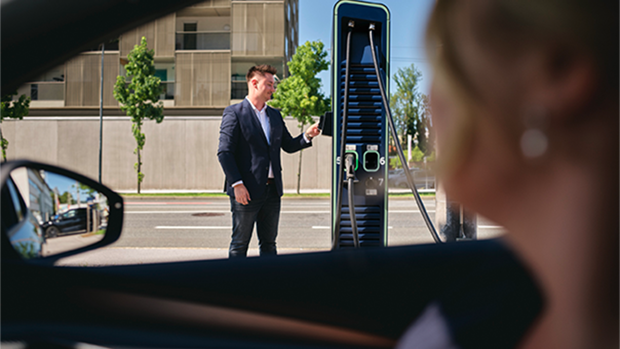 Un bărbat ține cardul la o stație de încărcare