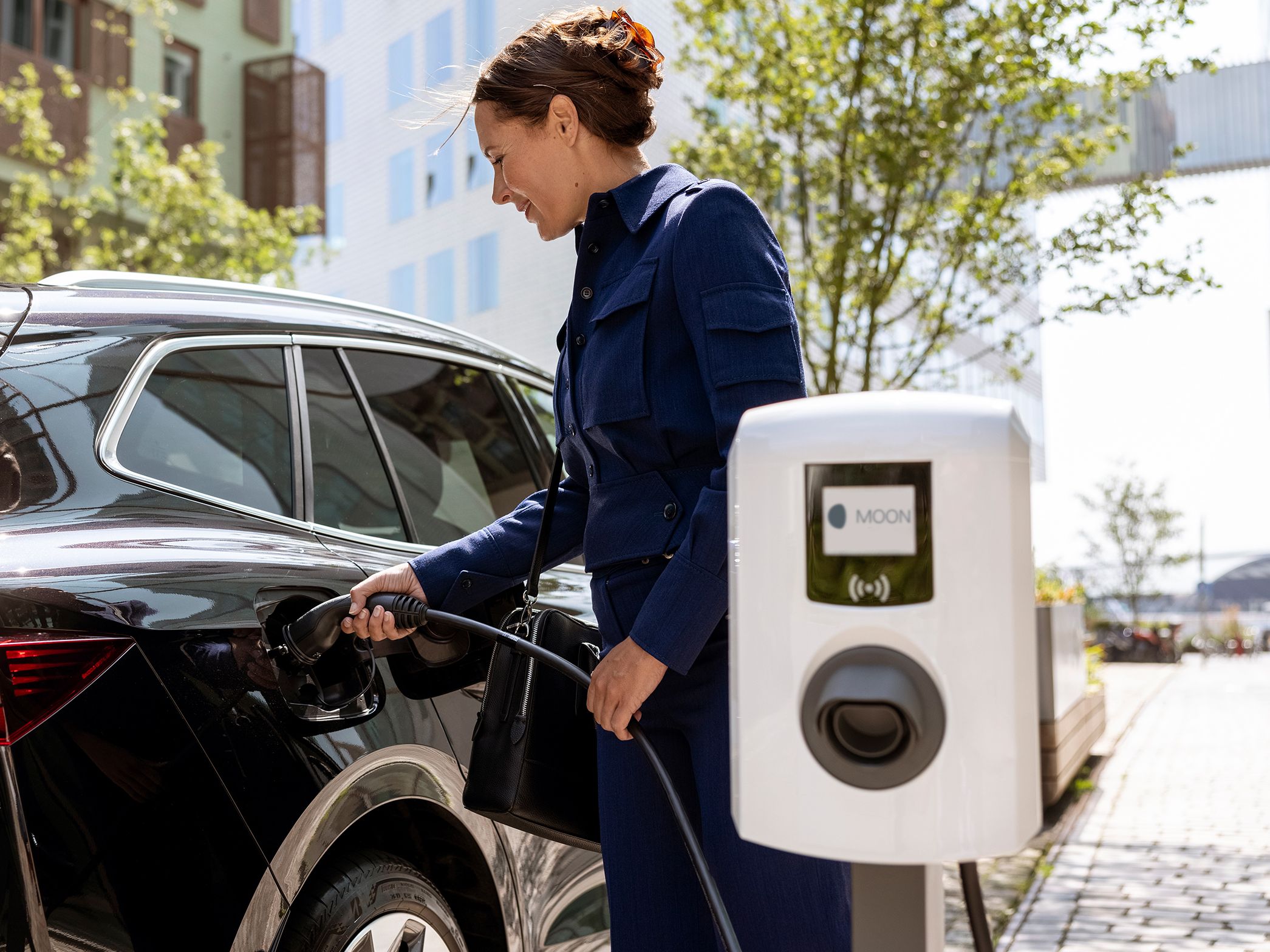 Femeie care introduce o supapă de robinet într-o mașină cu o cutie de perete în prim-plan