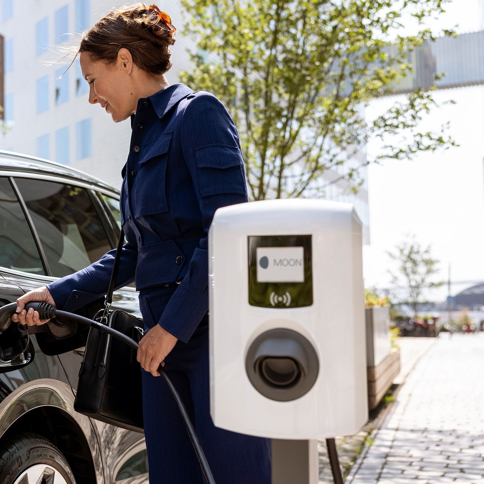 Femeie care introduce o supapă de robinet într-o mașină cu o cutie de perete în prim-plan