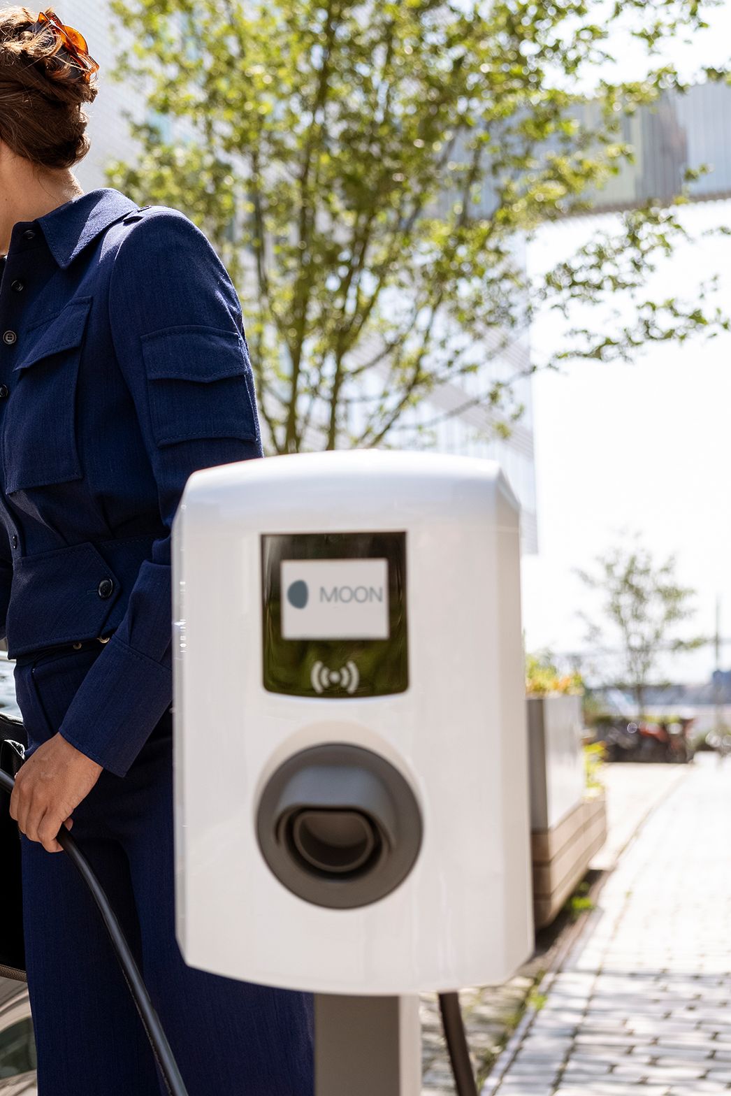 Femeie care introduce o supapă de robinet într-o mașină cu o cutie de perete în prim-plan