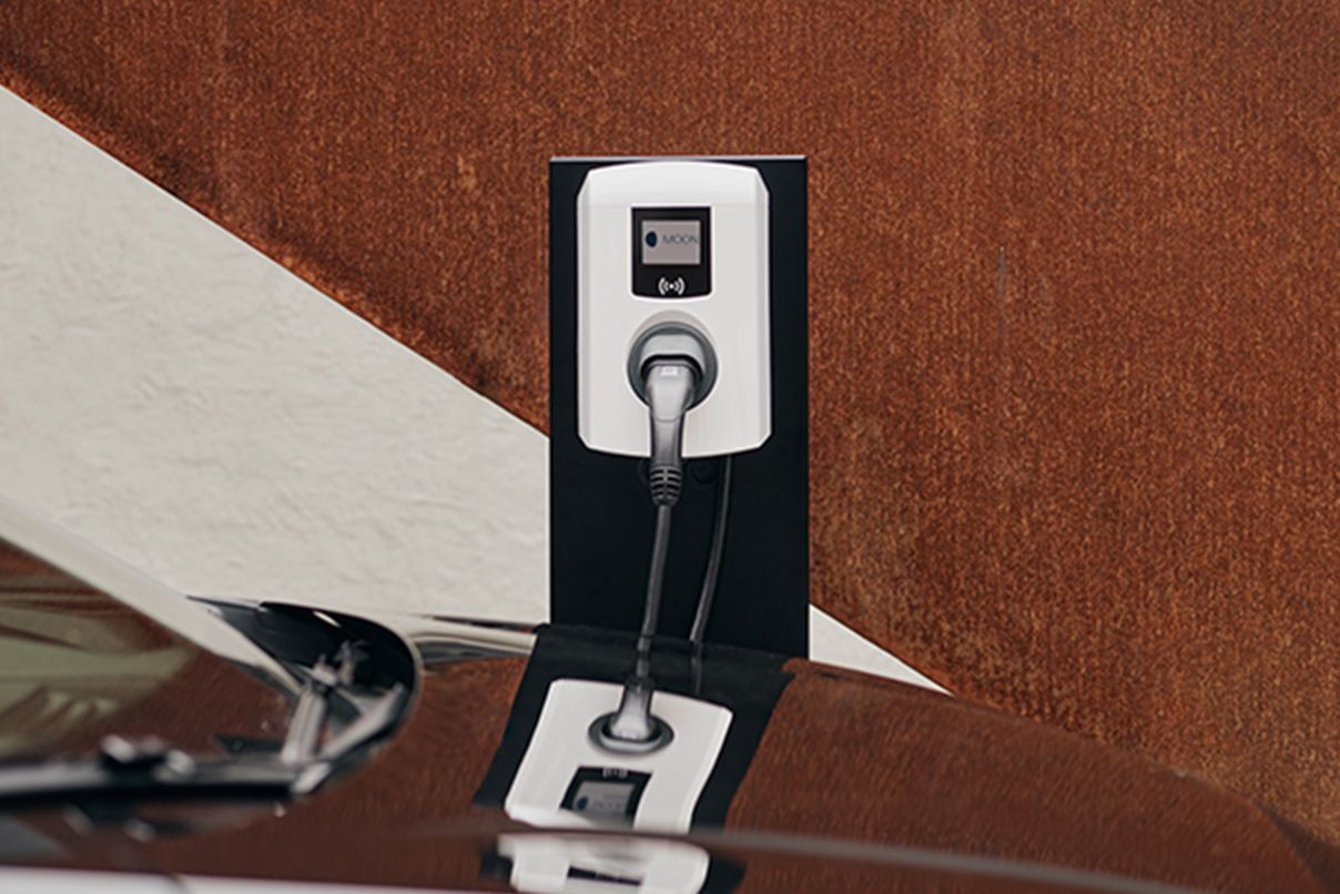 Wallbox în spatele unei mașini