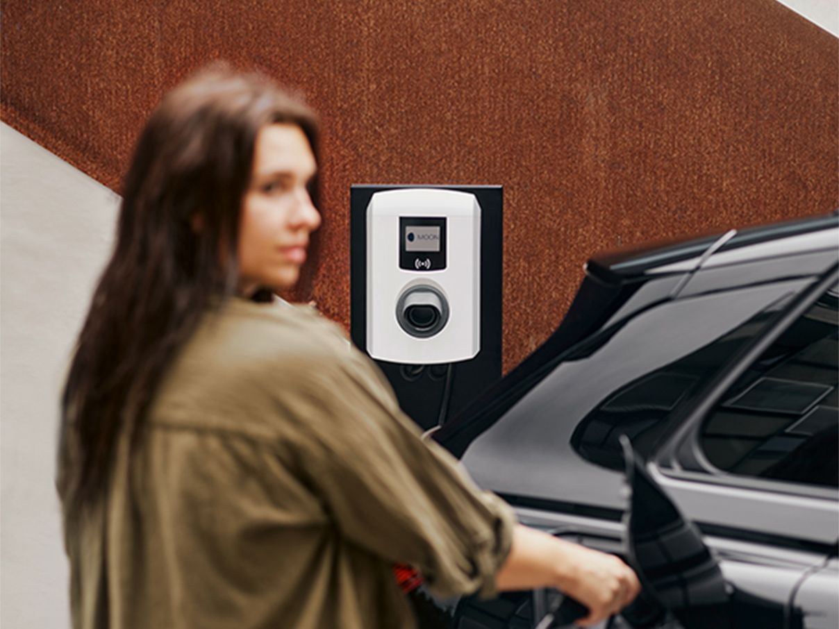 Femeie care încarcă mașina cu o cutie de perete