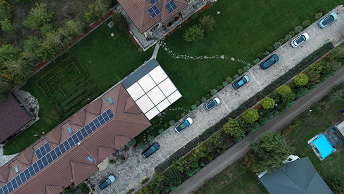 Casă cu sistem fotovoltaic pe acoperiș de sus