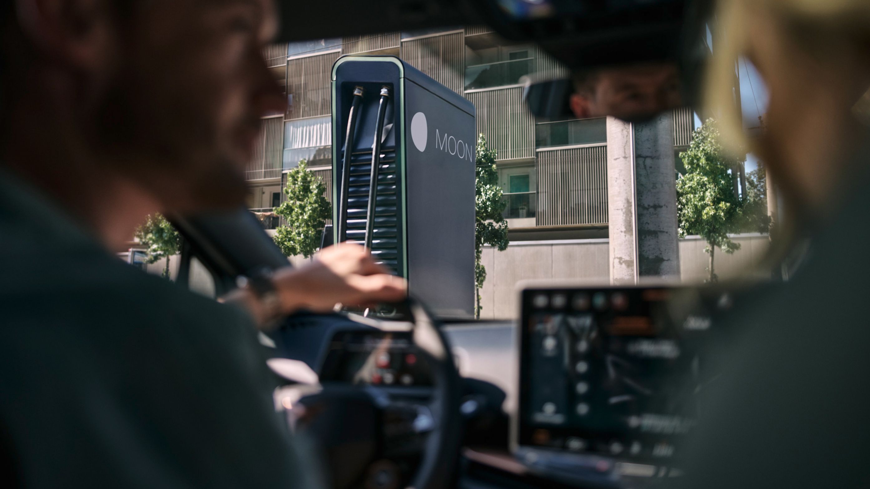 Două persoane într-o mașină