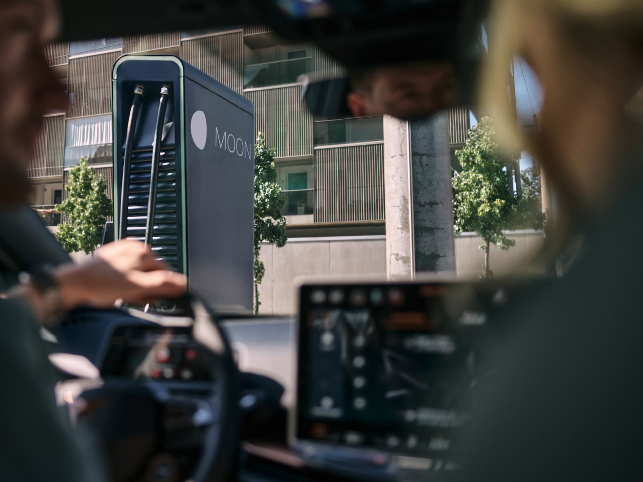 Două persoane într-o mașină