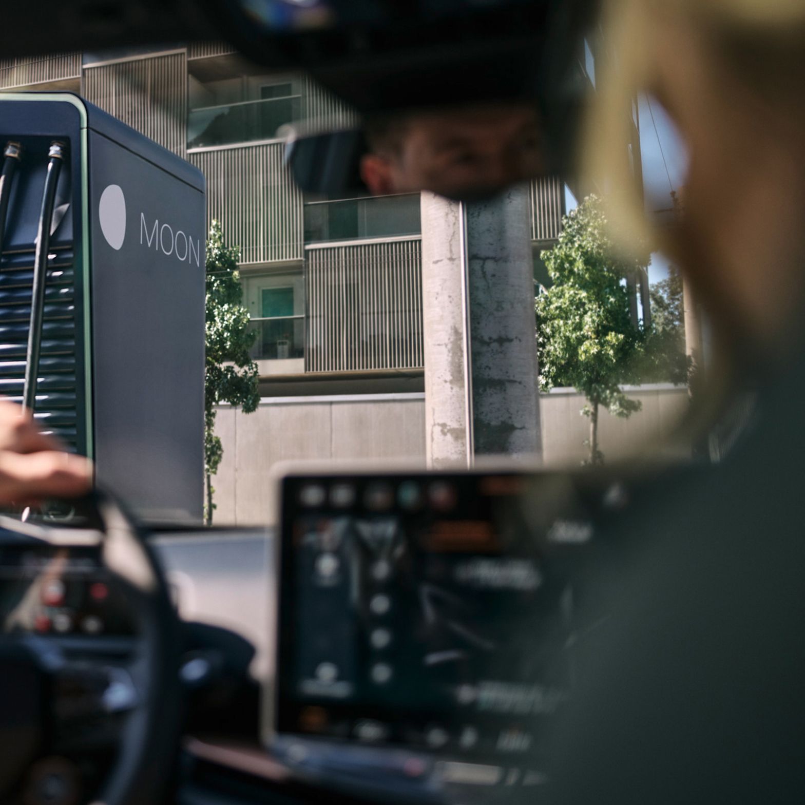 Două persoane într-o mașină