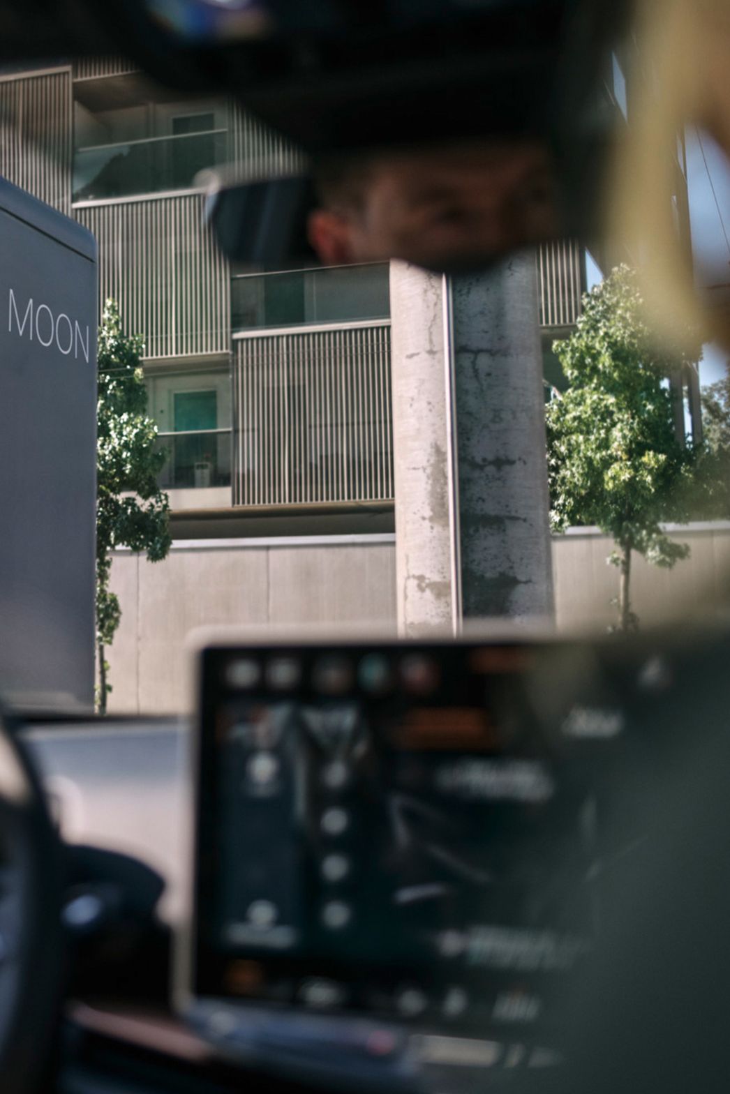 Două persoane într-o mașină