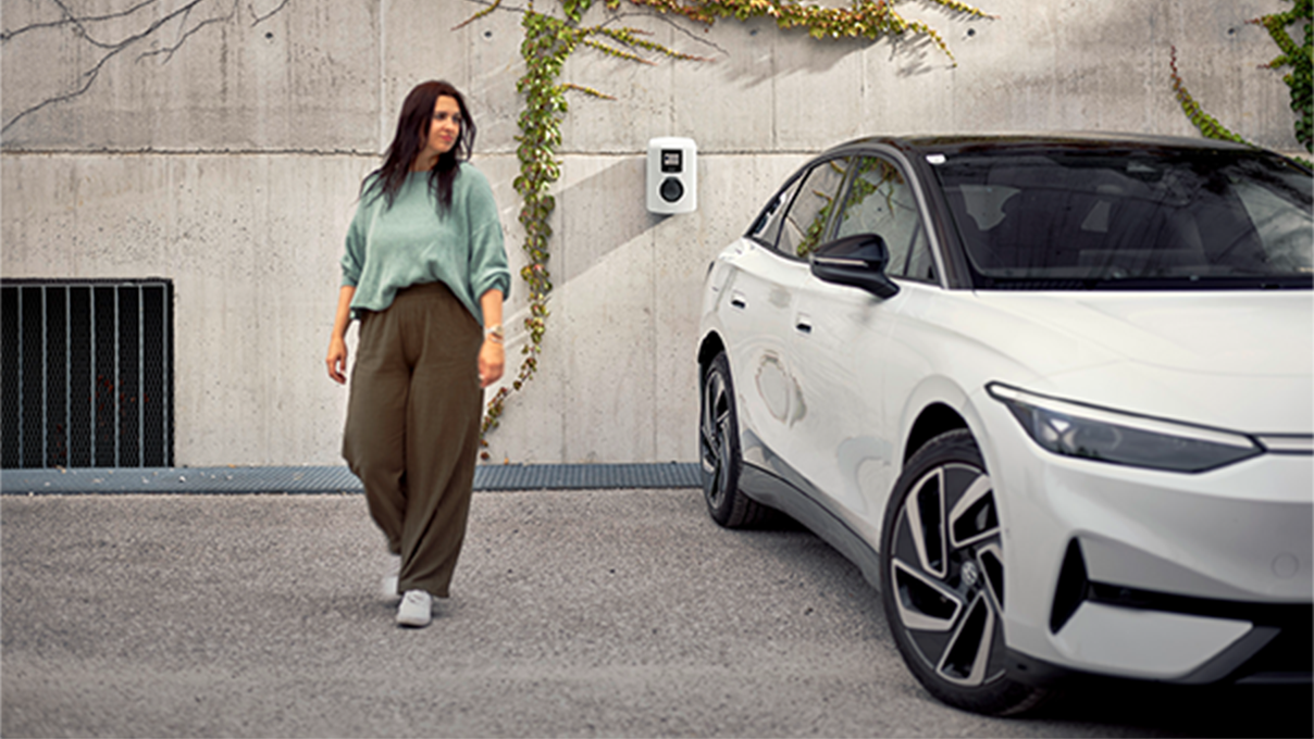 Femeie care merge lângă o mașină spre cameră