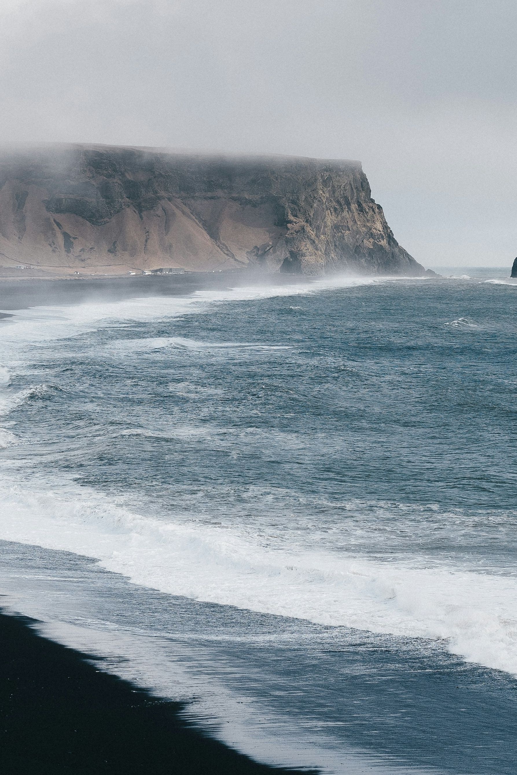Plajă cu cer înnorat