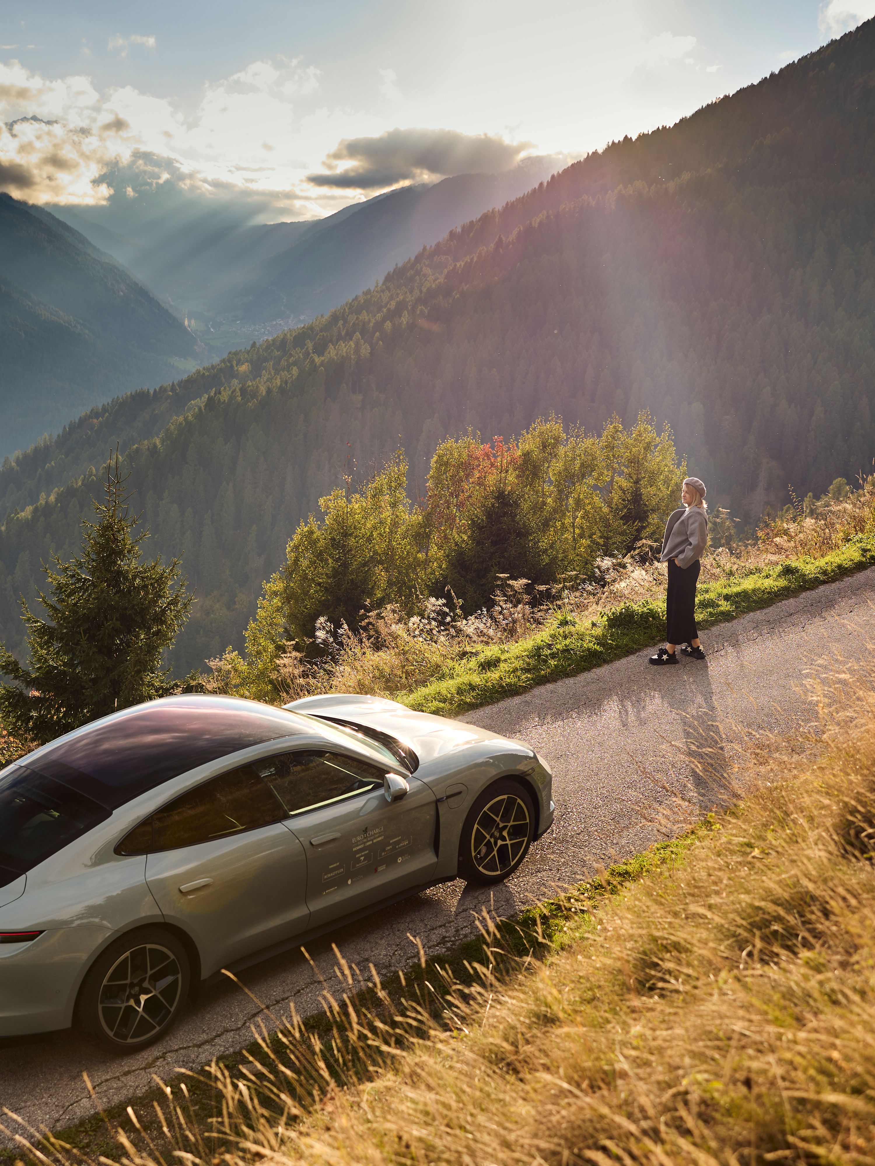 Mașină care urcă pe un munte pe un drum