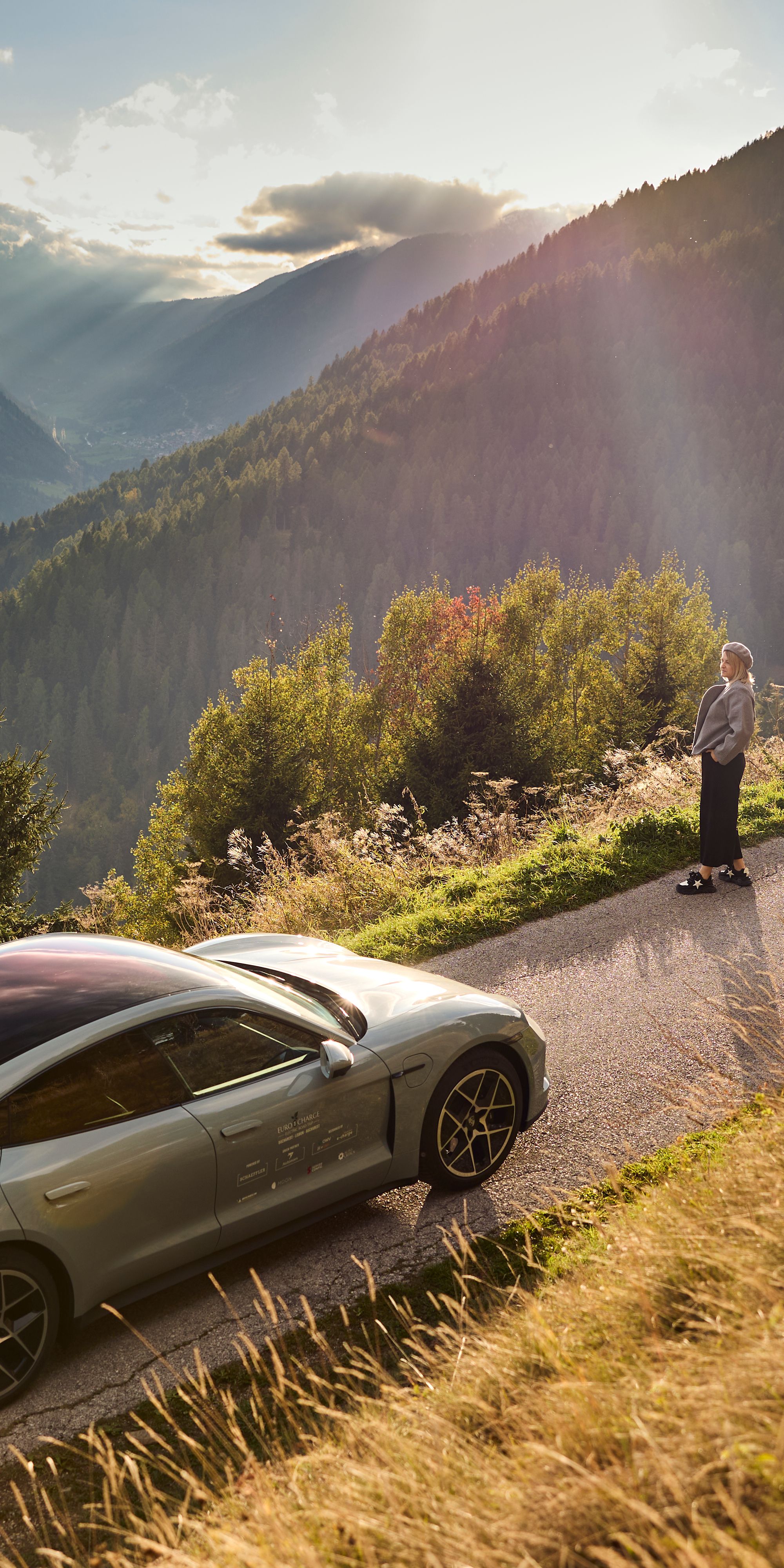 Mașină care urcă pe un munte pe un drum