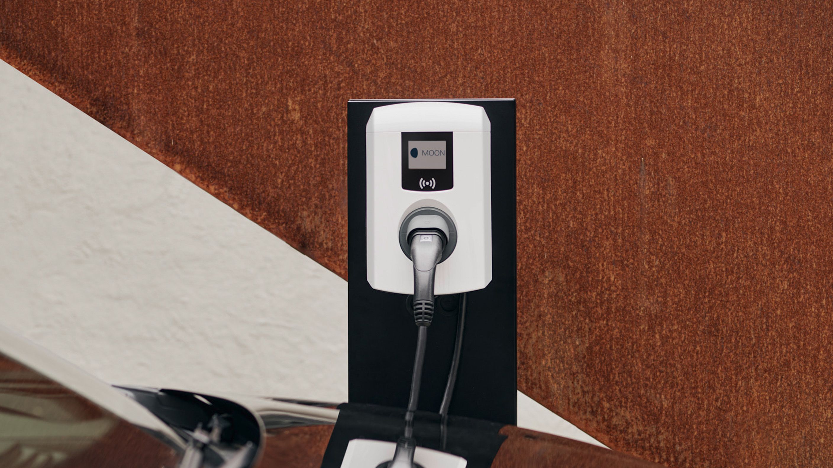 Wallbox în spatele unei mașini