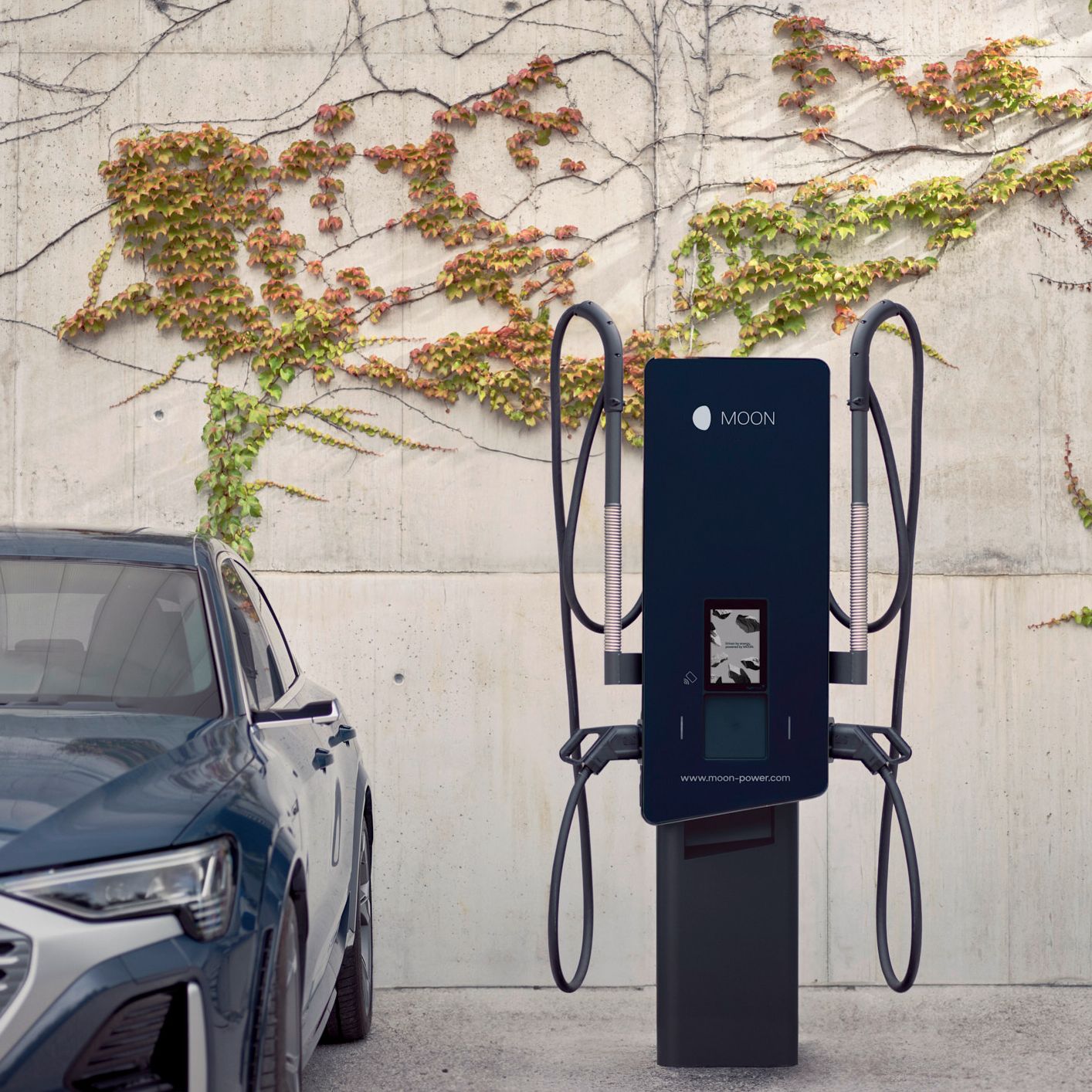 Mașina este parcată lângă o stație de încărcare