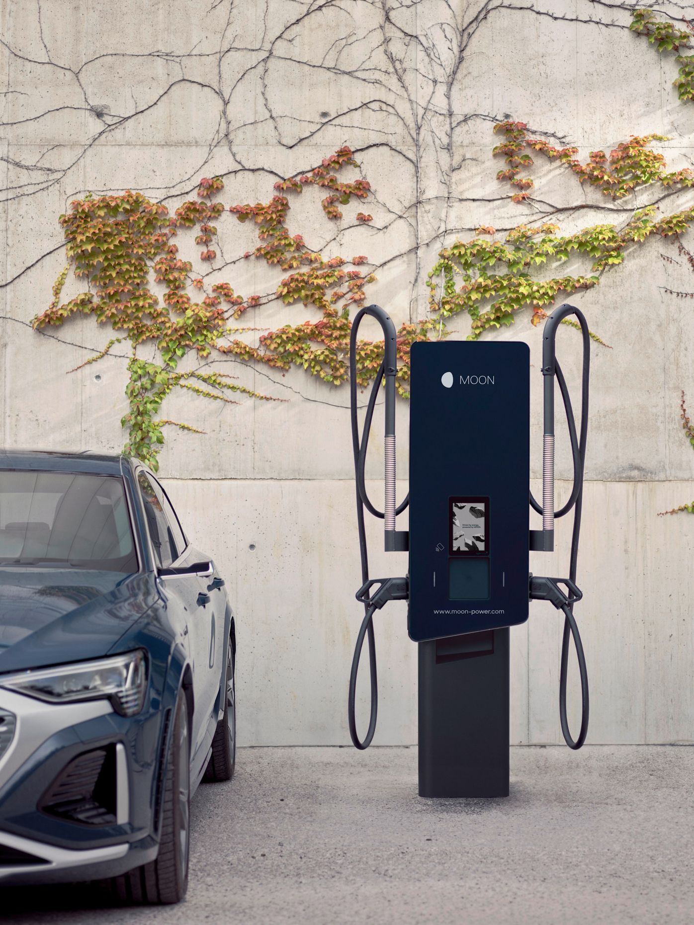 Mașina este parcată lângă o stație de încărcare