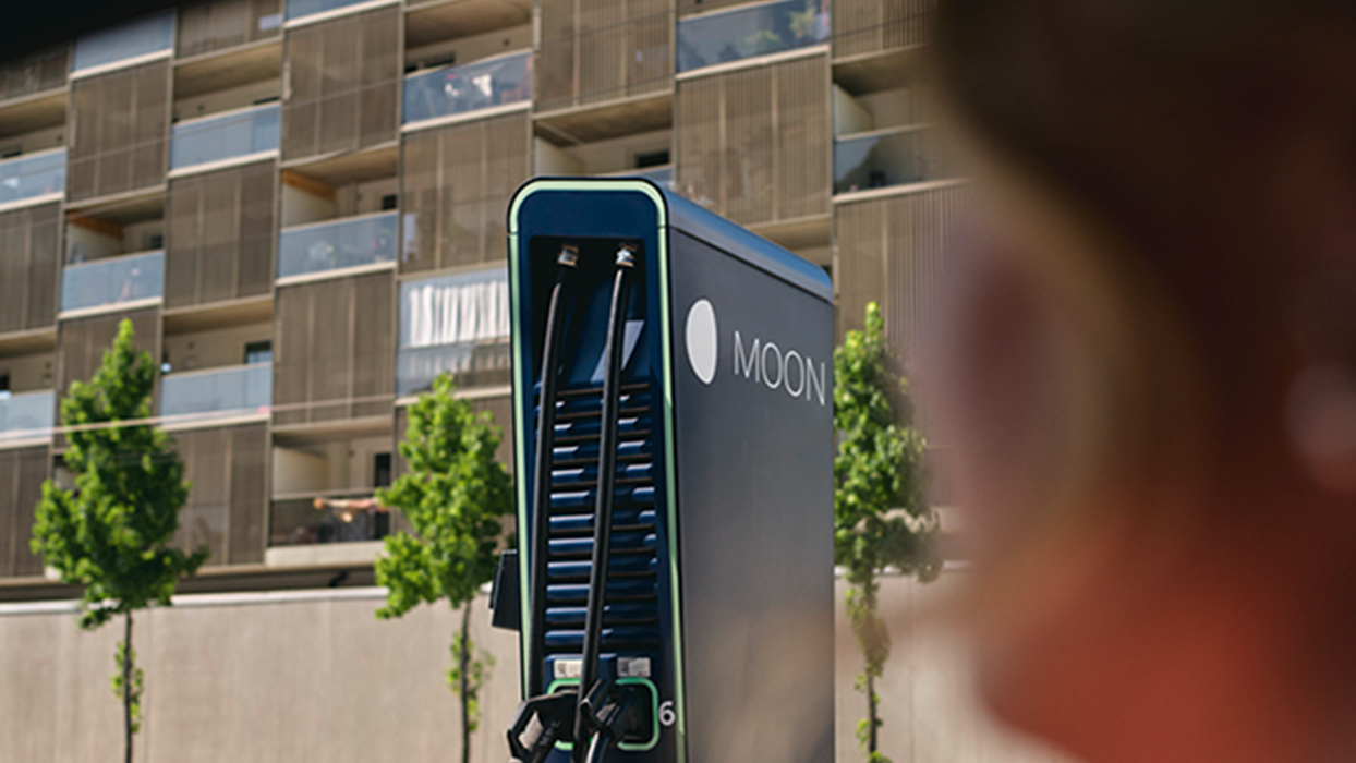 Stație de încărcare în fața unei străzi