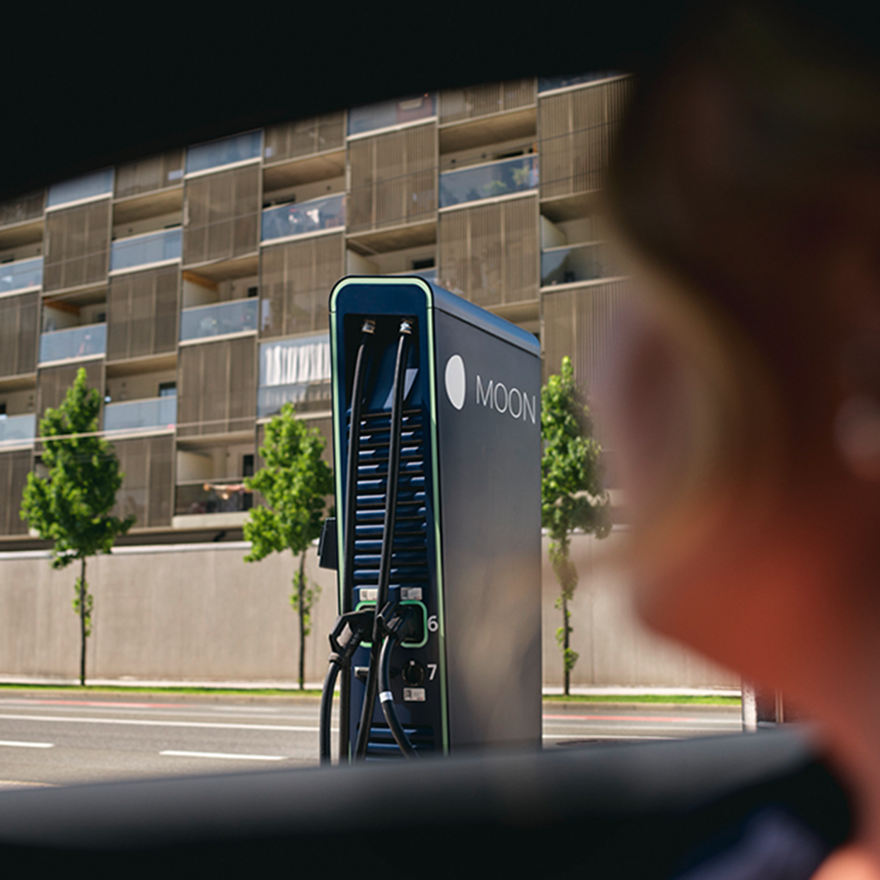 Stație de încărcare în fața unei străzi