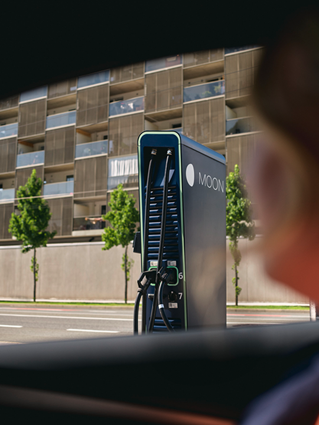 Stație de încărcare în fața unei străzi