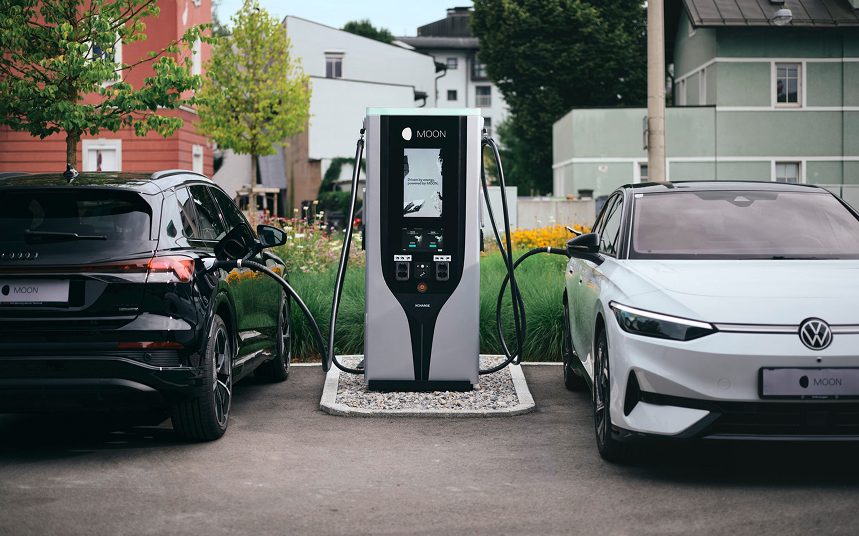 Stație de încărcare conectată între două mașini