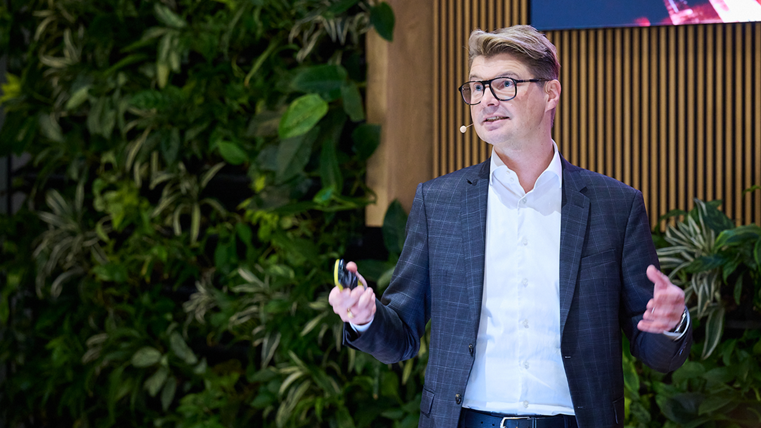 Bărbat în fața fundalului cu plante