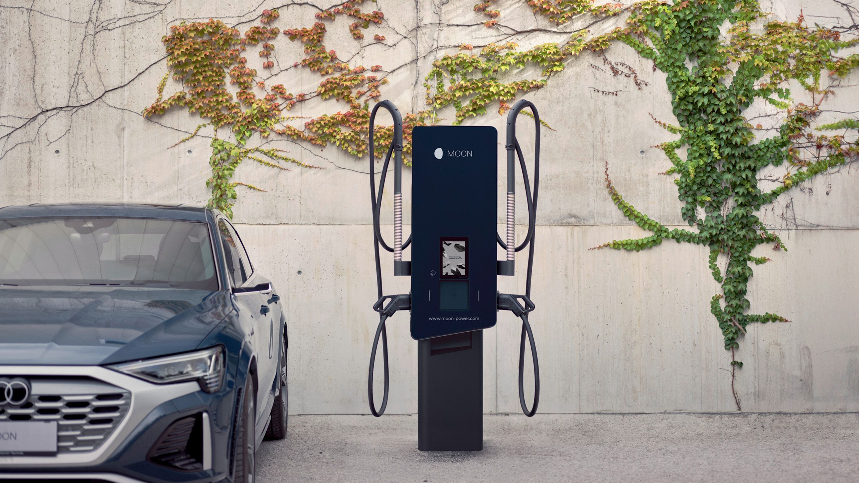 Stația de încărcare lângă o mașină