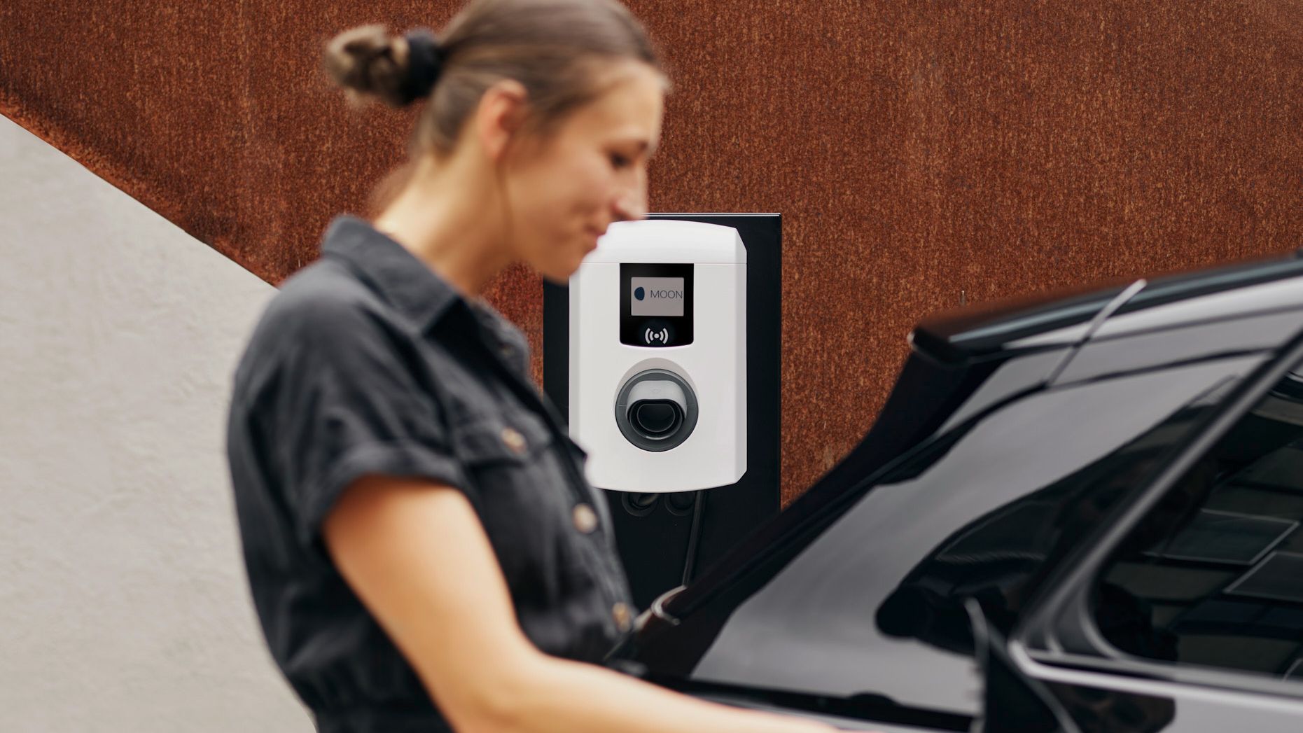 Femeie care introduce robinet într-o mașină