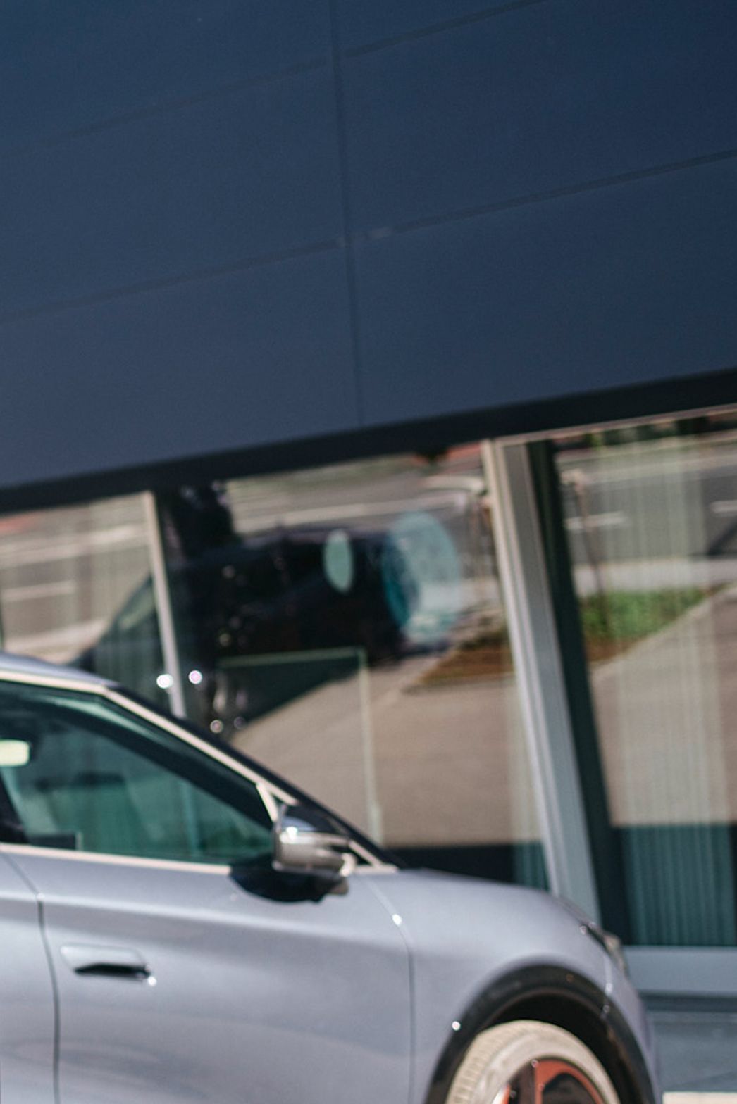 Stație de încărcare în fața unei mașini cu un ecran